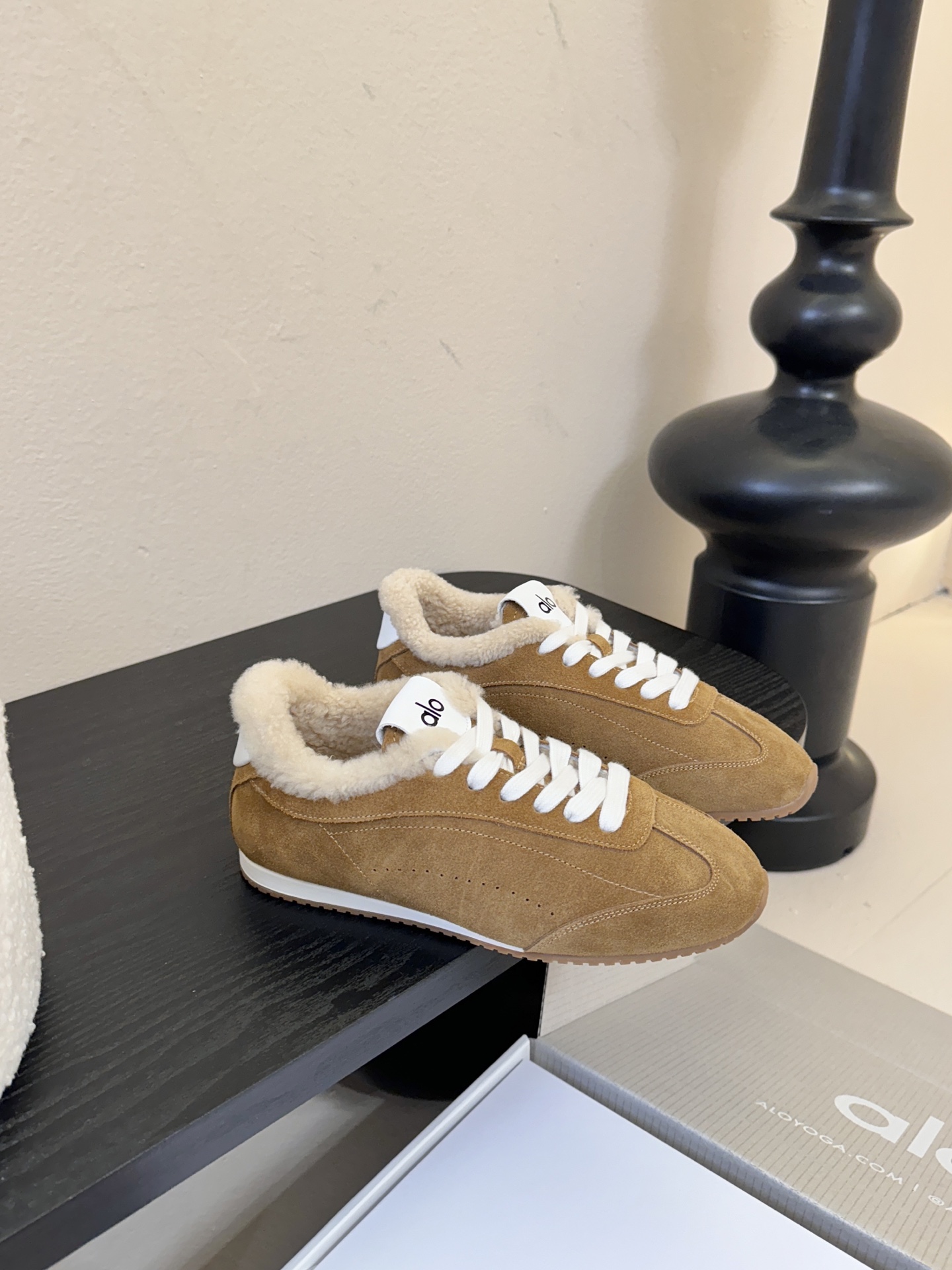 Al*25ss 新品复古加绒休闲运动鞋鞋面采用麂皮质感的面料，触感柔软且富有高级感；鞋口内侧添加毛绒衬里