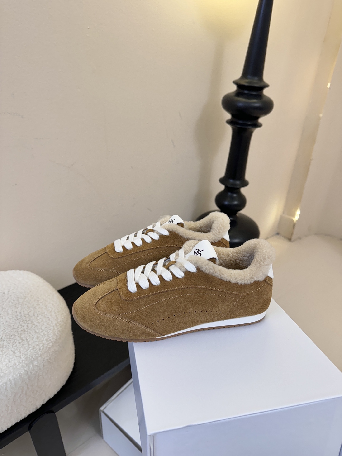 Al*25ss 新品复古加绒休闲运动鞋鞋面采用麂皮质感的面料，触感柔软且富有高级感；鞋口内侧添加毛绒衬里