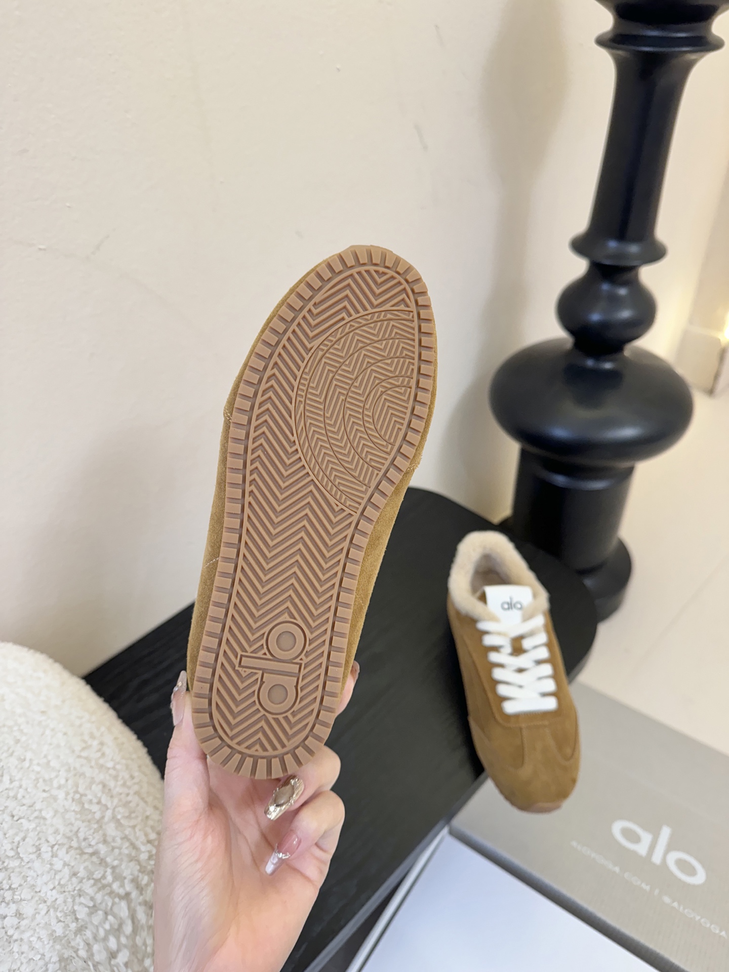 Al*25ss 新品复古加绒休闲运动鞋鞋面采用麂皮质感的面料，触感柔软且富有高级感；鞋口内侧添加毛绒衬里