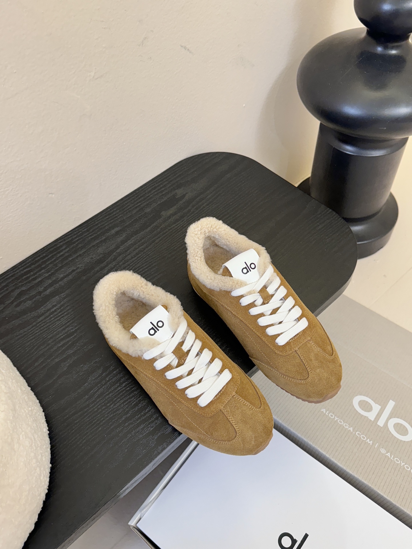 Al*25ss 新品复古加绒休闲运动鞋鞋面采用麂皮质感的面料，触感柔软且富有高级感；鞋口内侧添加毛绒衬里