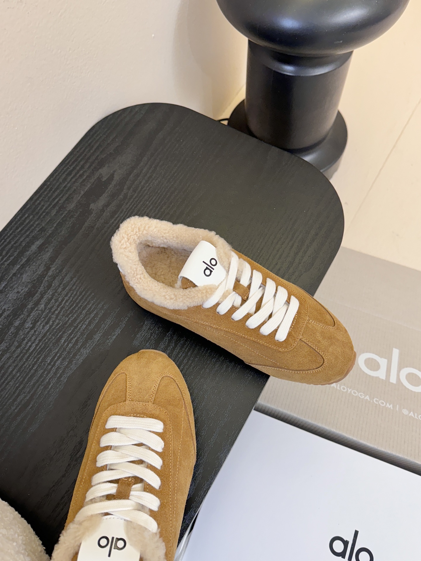 Al*25ss 新品复古加绒休闲运动鞋鞋面采用麂皮质感的面料，触感柔软且富有高级感；鞋口内侧添加毛绒衬里