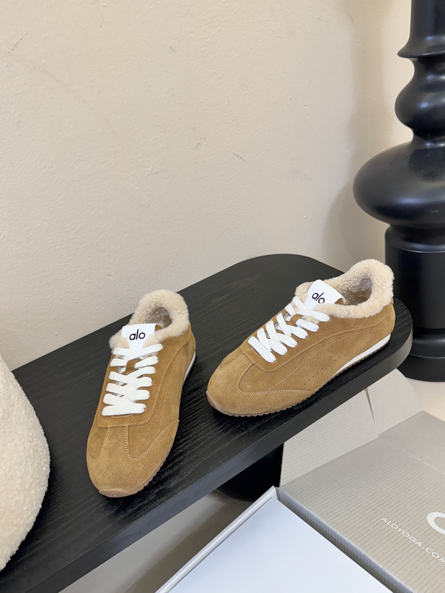 Al*25ss 新品复古加绒休闲运动鞋鞋面采用麂皮质感的面料，触感柔软且富有高级感；鞋口内侧添加毛绒衬里