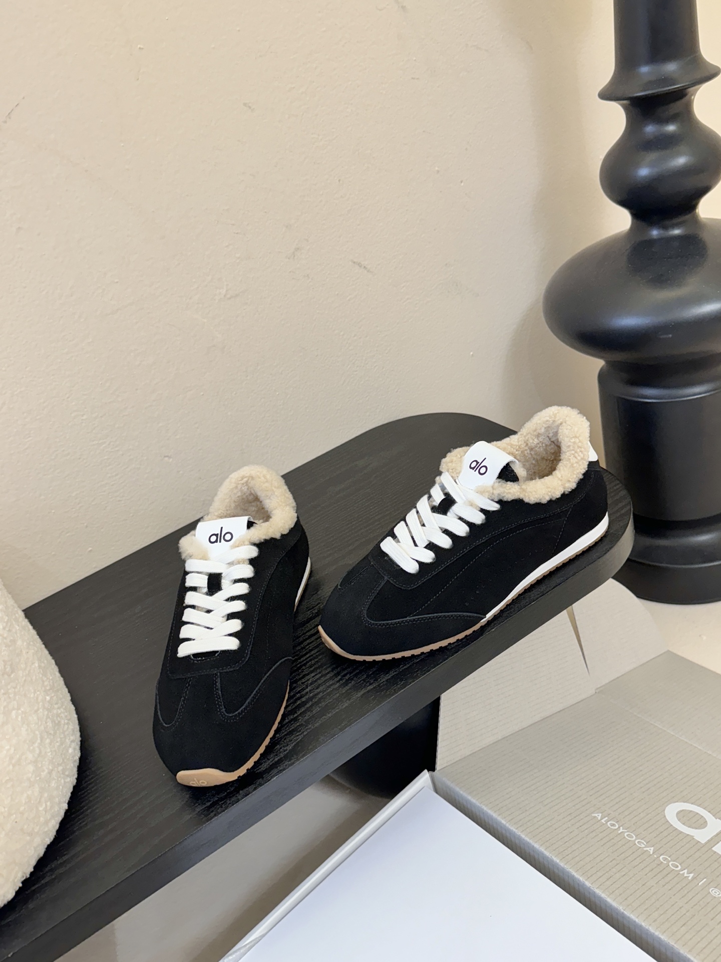 Al*25ss 新品复古加绒休闲运动鞋鞋面采用麂皮质感的面料，触感柔软且富有高级感；鞋口内侧添加毛绒衬里