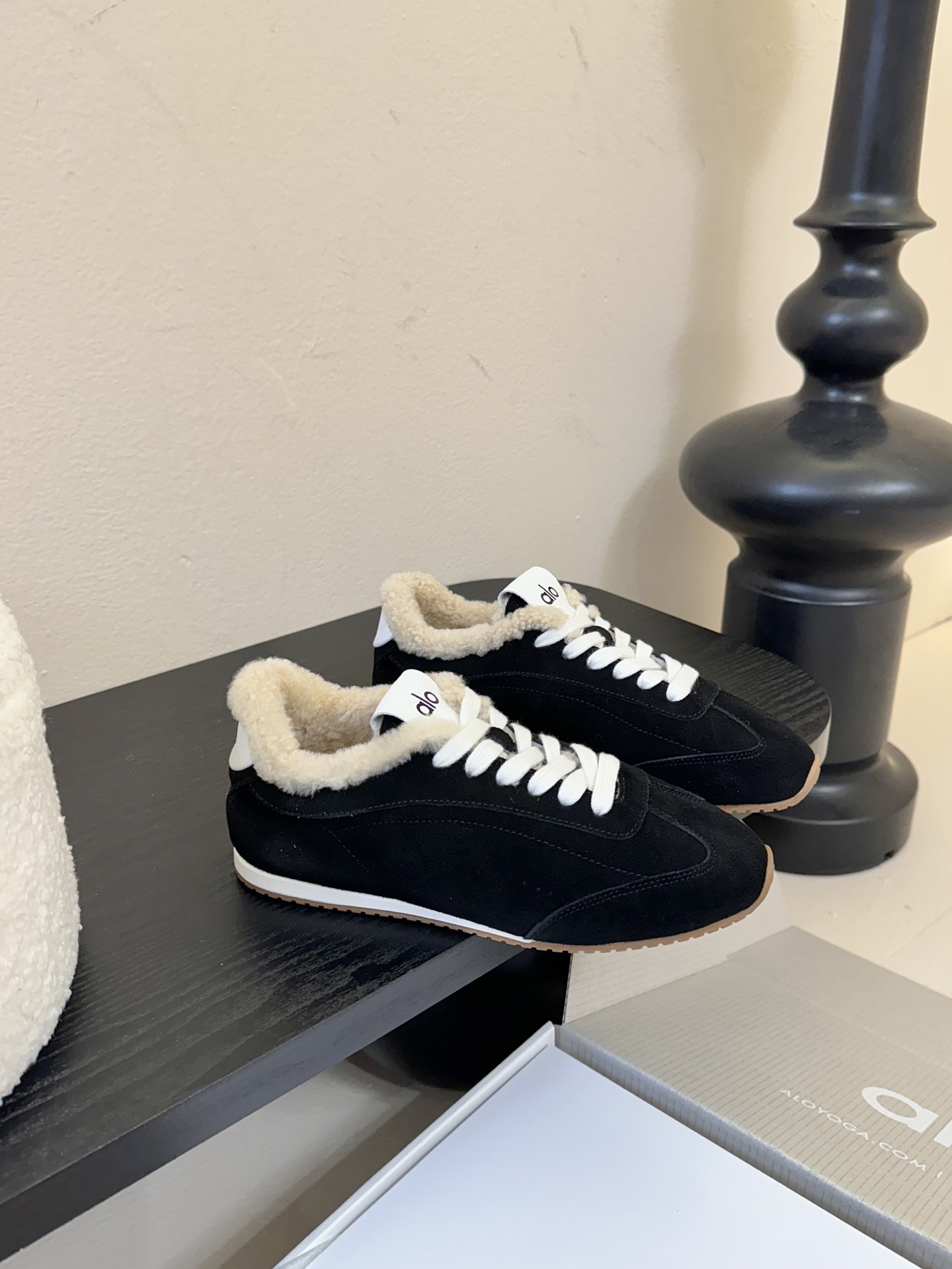 Al*25ss 新品复古加绒休闲运动鞋鞋面采用麂皮质感的面料，触感柔软且富有高级感；鞋口内侧添加毛绒衬里