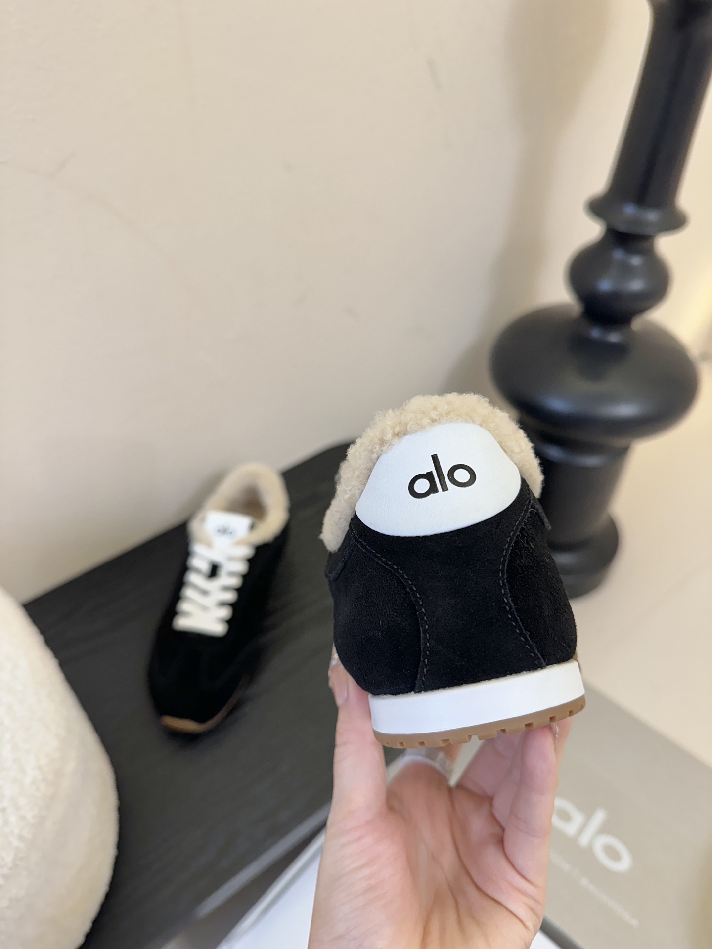 Al*25ss 新品复古加绒休闲运动鞋鞋面采用麂皮质感的面料，触感柔软且富有高级感；鞋口内侧添加毛绒衬里