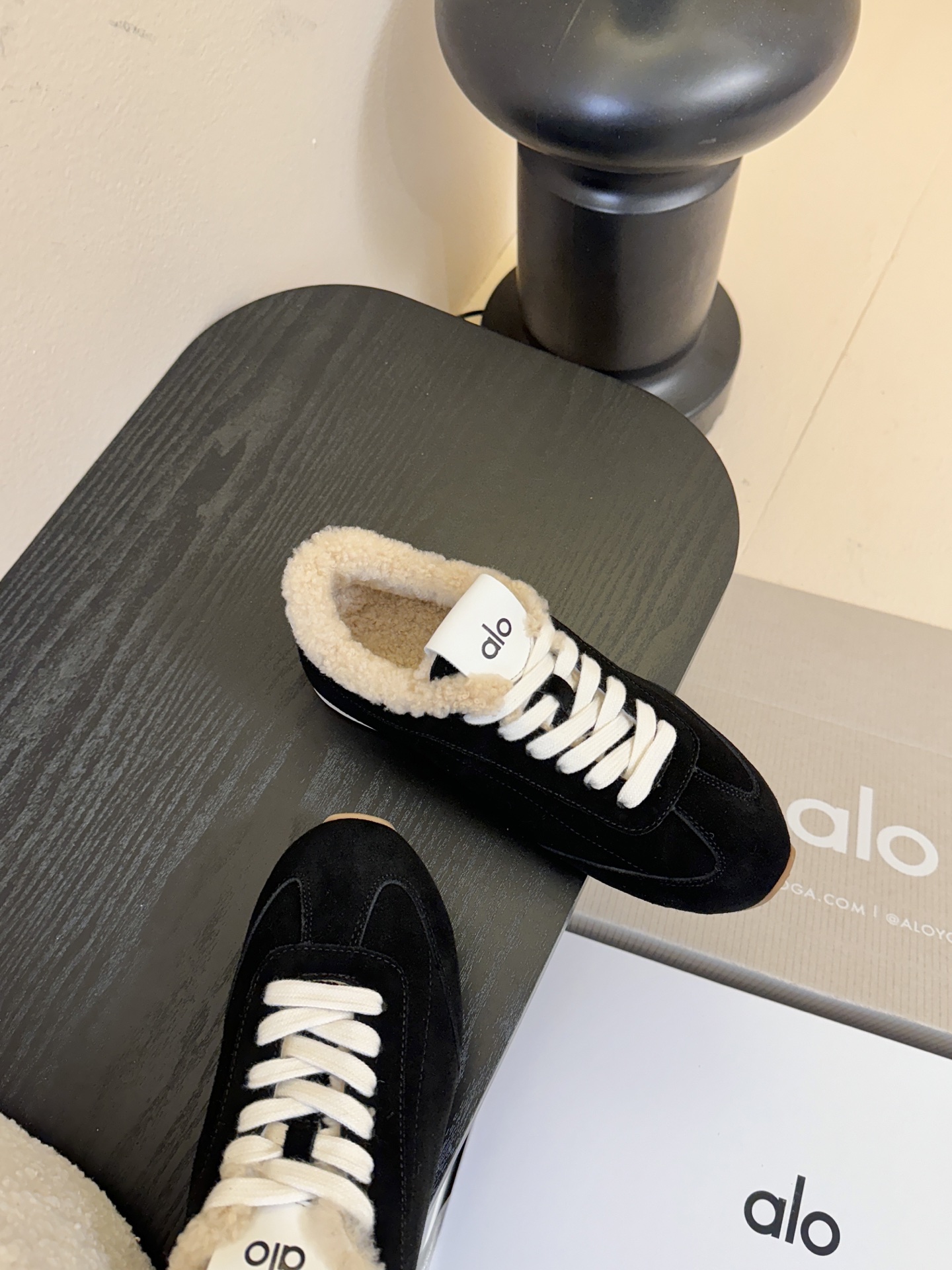 Al*25ss 新品复古加绒休闲运动鞋鞋面采用麂皮质感的面料，触感柔软且富有高级感；鞋口内侧添加毛绒衬里