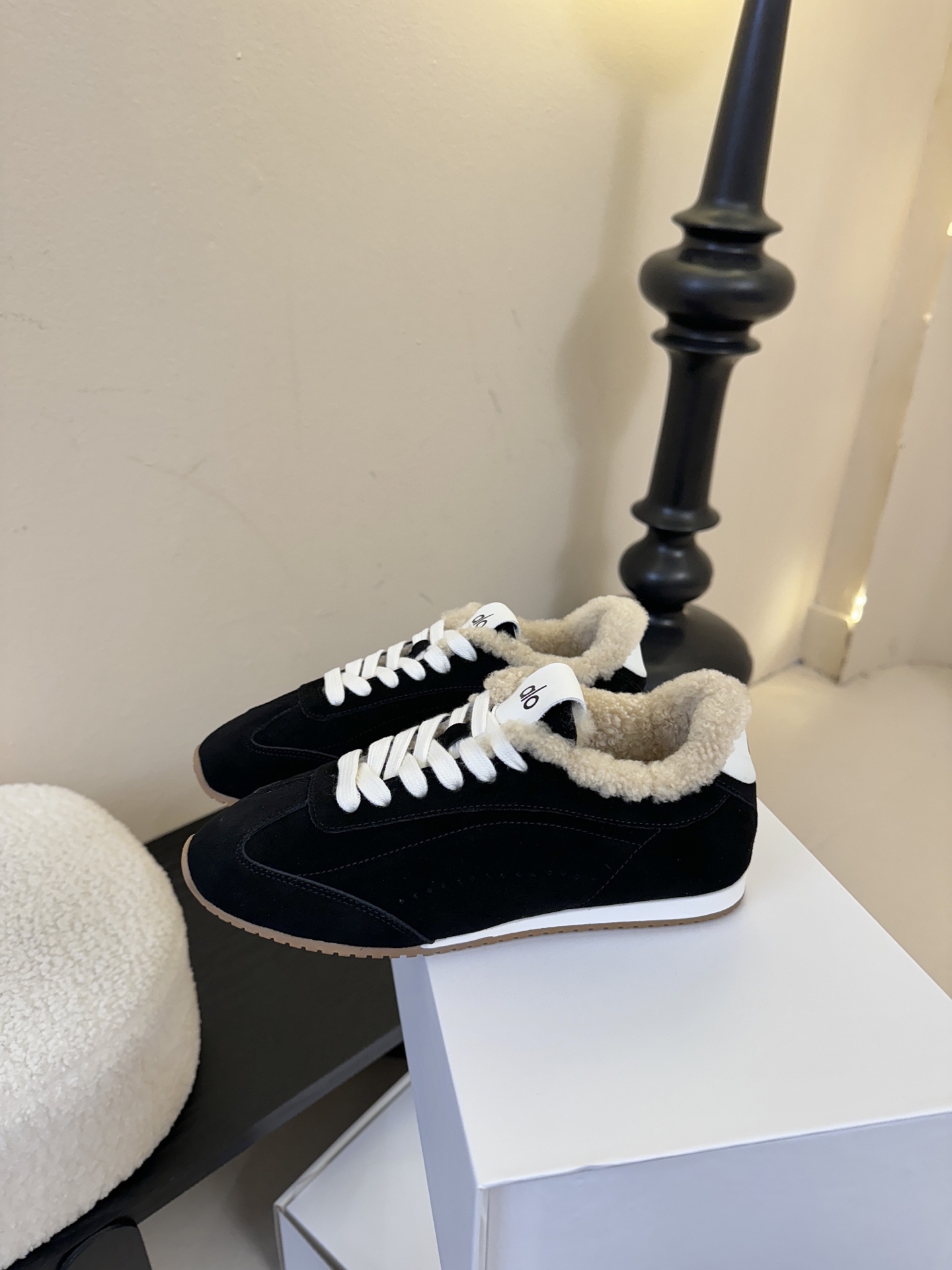 Al*25ss 新品复古加绒休闲运动鞋鞋面采用麂皮质感的面料，触感柔软且富有高级感；鞋口内侧添加毛绒衬里