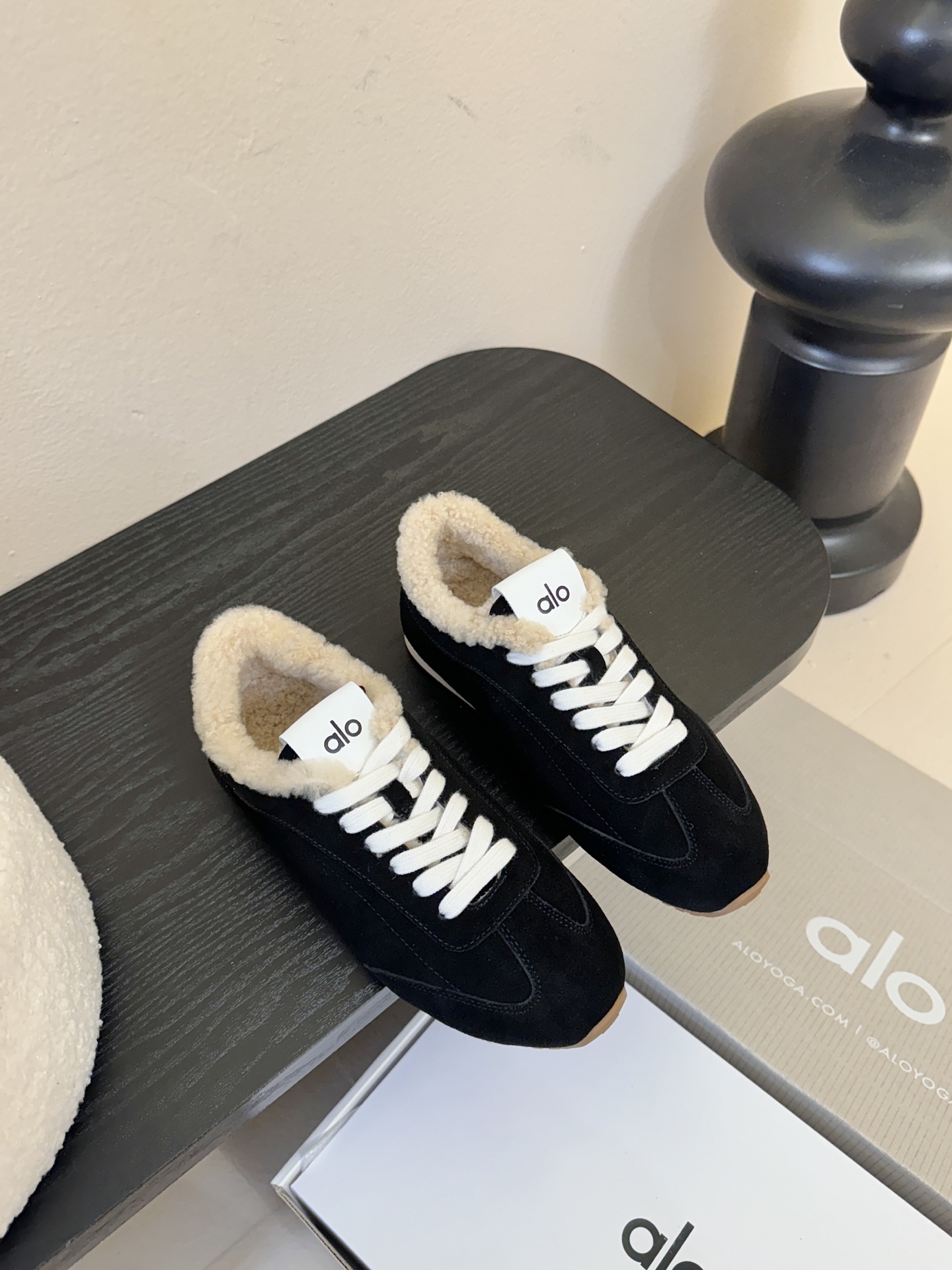 Al*25ss 新品复古加绒休闲运动鞋鞋面采用麂皮质感的面料，触感柔软且富有高级感；鞋口内侧添加毛绒衬里