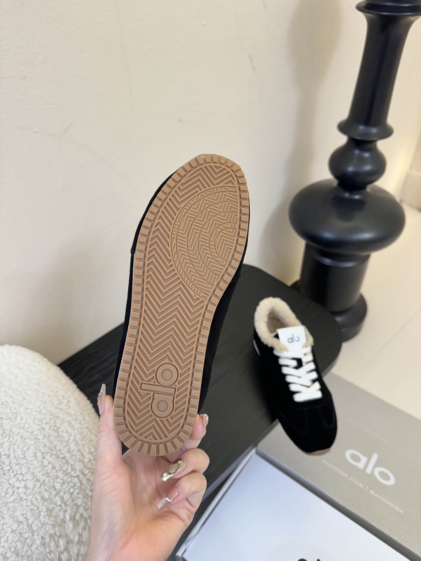 Al*25ss 新品复古加绒休闲运动鞋鞋面采用麂皮质感的面料，触感柔软且富有高级感；鞋口内侧添加毛绒衬里