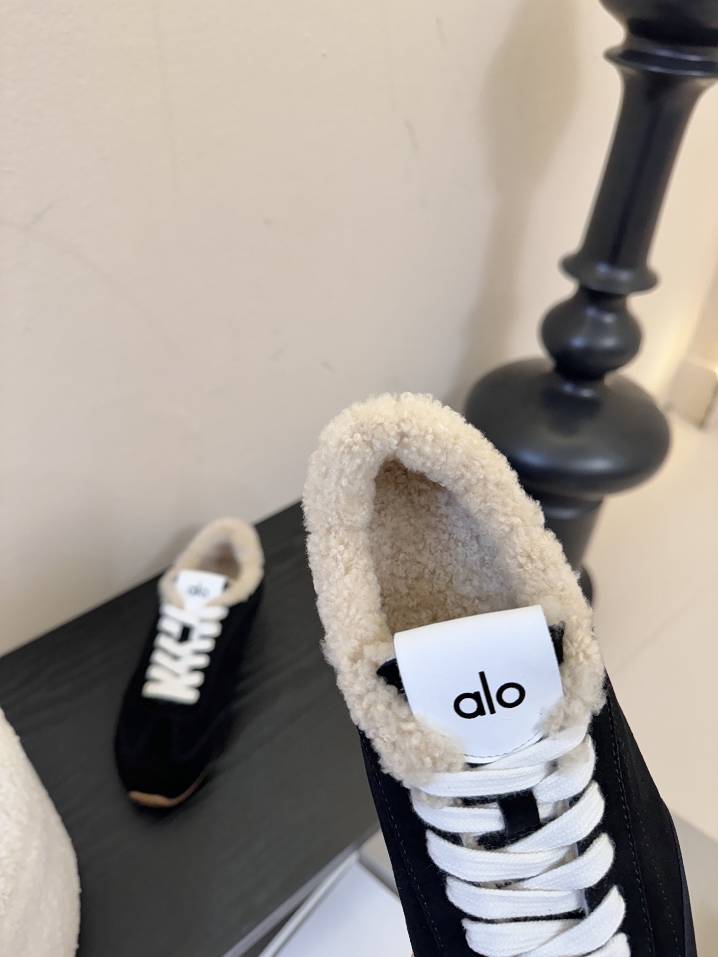 Al*25ss 新品复古加绒休闲运动鞋鞋面采用麂皮质感的面料，触感柔软且富有高级感；鞋口内侧添加毛绒衬里