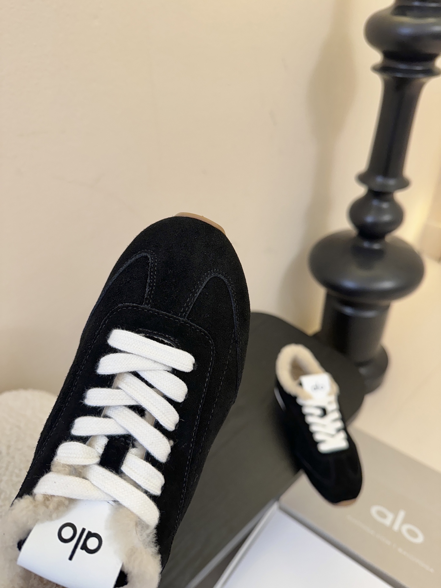 Al*25ss 新品复古加绒休闲运动鞋鞋面采用麂皮质感的面料，触感柔软且富有高级感；鞋口内侧添加毛绒衬里