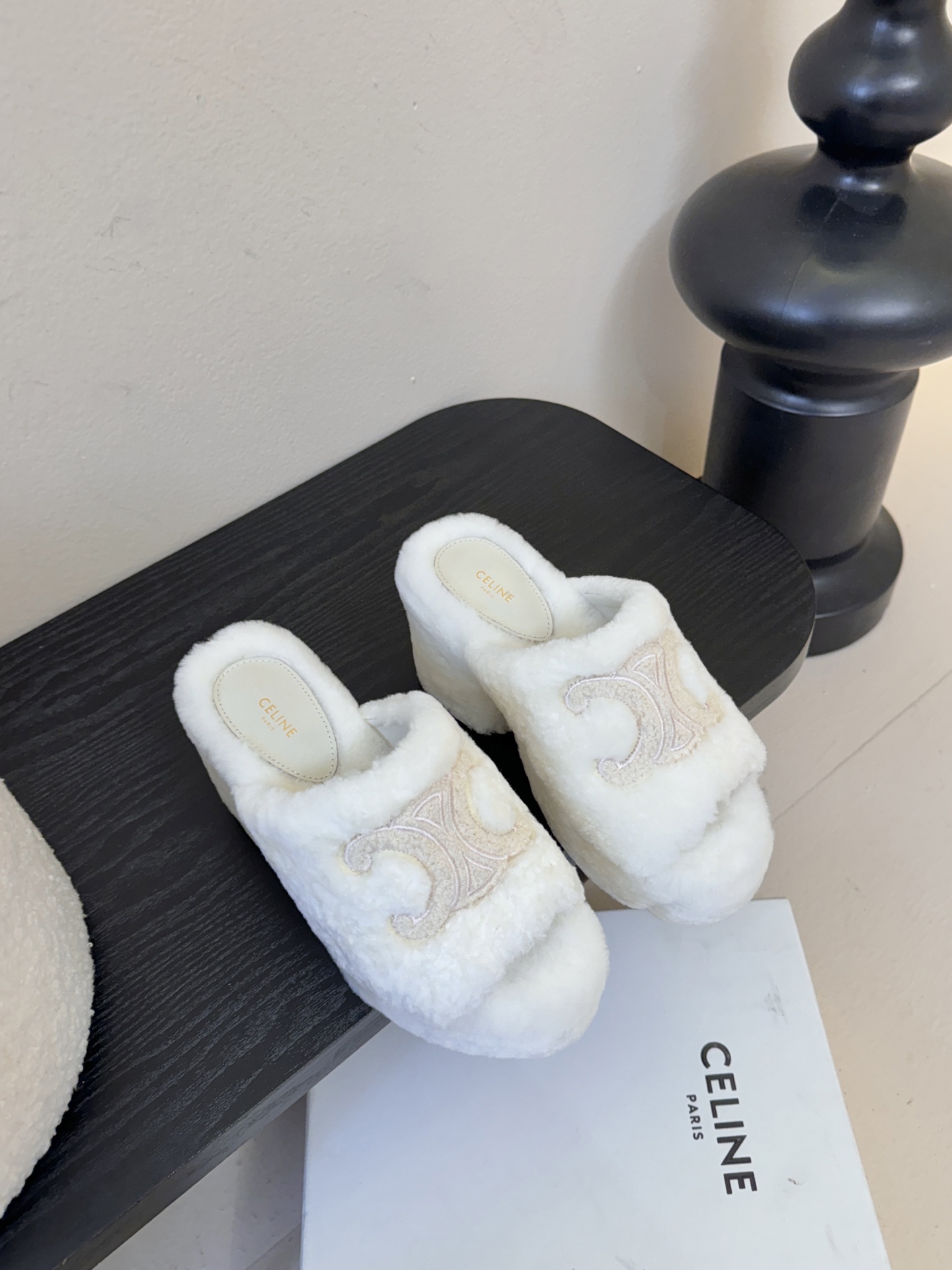 Celine/塞琳25WF大凯旋门防水台高跟毛拖踏入C家毛拖的世界 邂逅一场舒适与奢华的邂逅。标志性的大