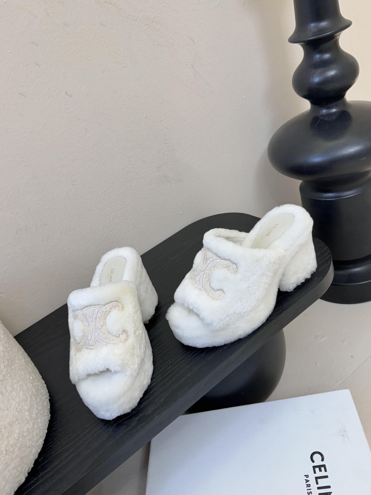 Celine/塞琳25WF大凯旋门防水台高跟毛拖踏入C家毛拖的世界 邂逅一场舒适与奢华的邂逅。标志性的大