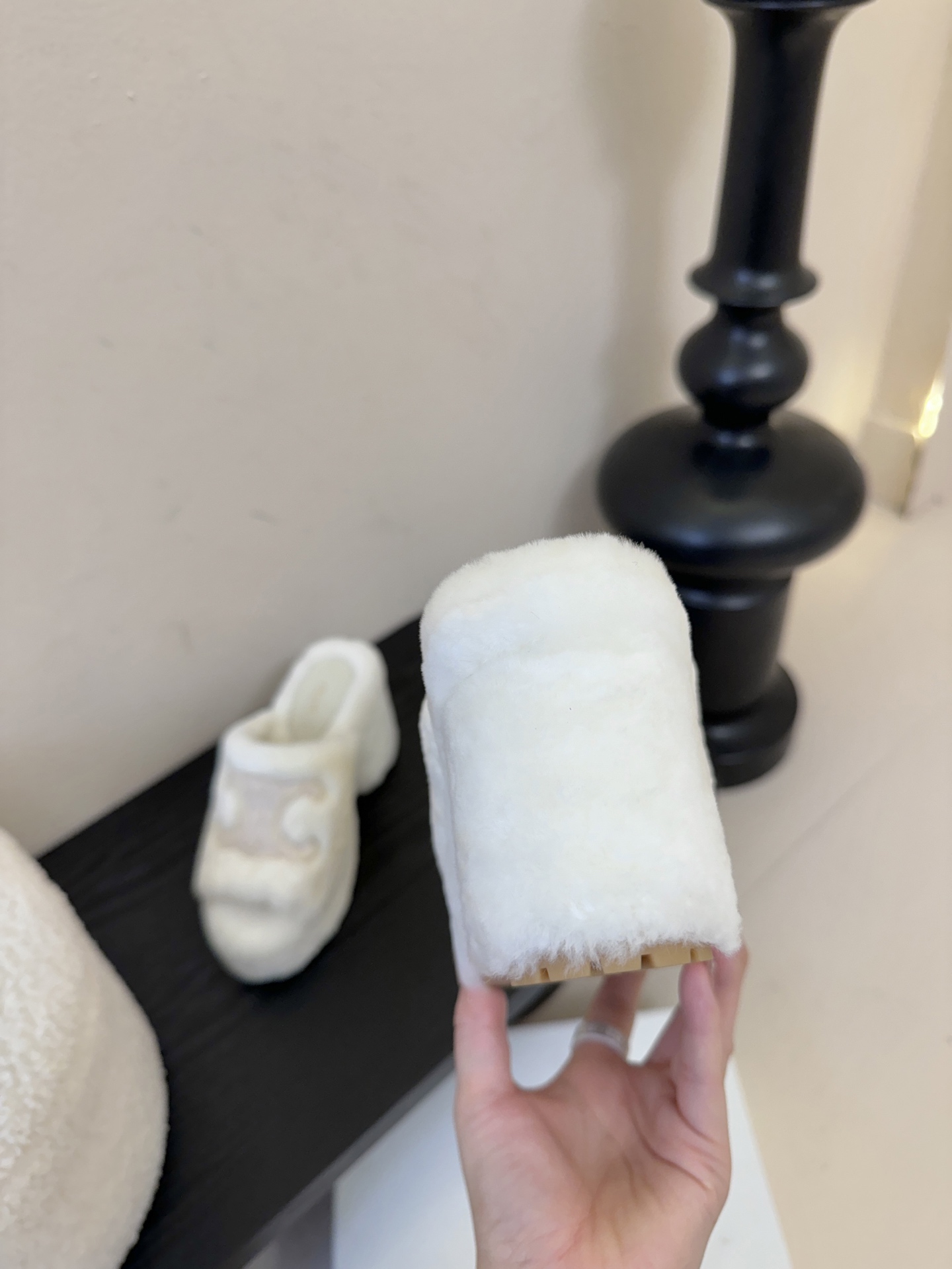 Celine/塞琳25WF大凯旋门防水台高跟毛拖踏入C家毛拖的世界 邂逅一场舒适与奢华的邂逅。标志性的大