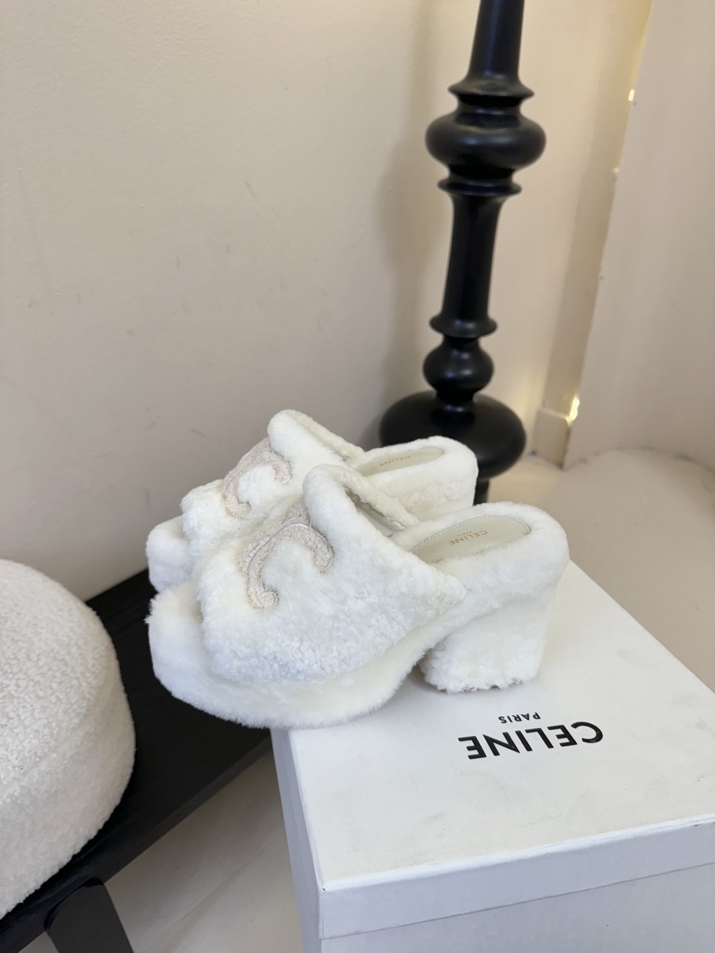 Celine/塞琳25WF大凯旋门防水台高跟毛拖踏入C家毛拖的世界 邂逅一场舒适与奢华的邂逅。标志性的大