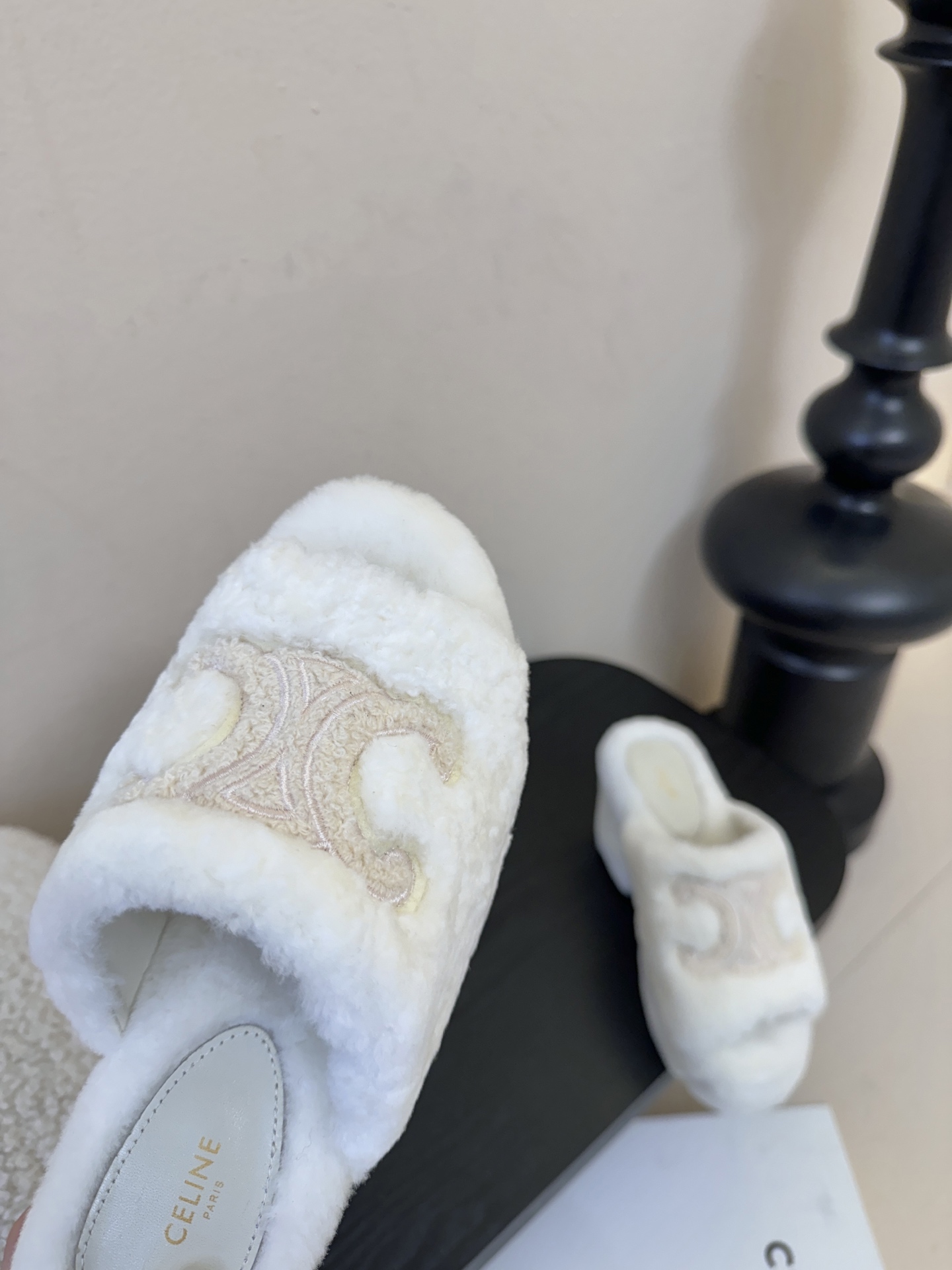 Celine/塞琳25WF大凯旋门防水台高跟毛拖踏入C家毛拖的世界 邂逅一场舒适与奢华的邂逅。标志性的大