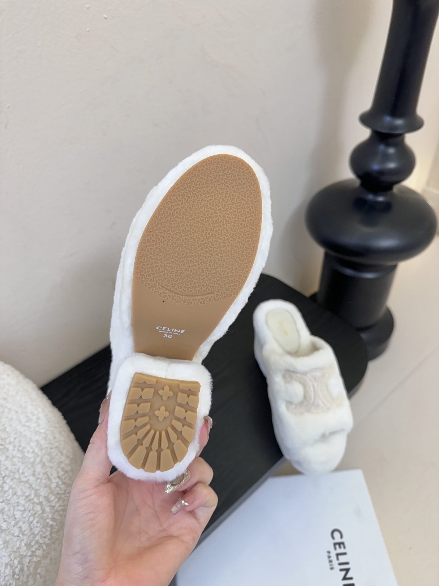 Celine/塞琳25WF大凯旋门防水台高跟毛拖踏入C家毛拖的世界 邂逅一场舒适与奢华的邂逅。标志性的大