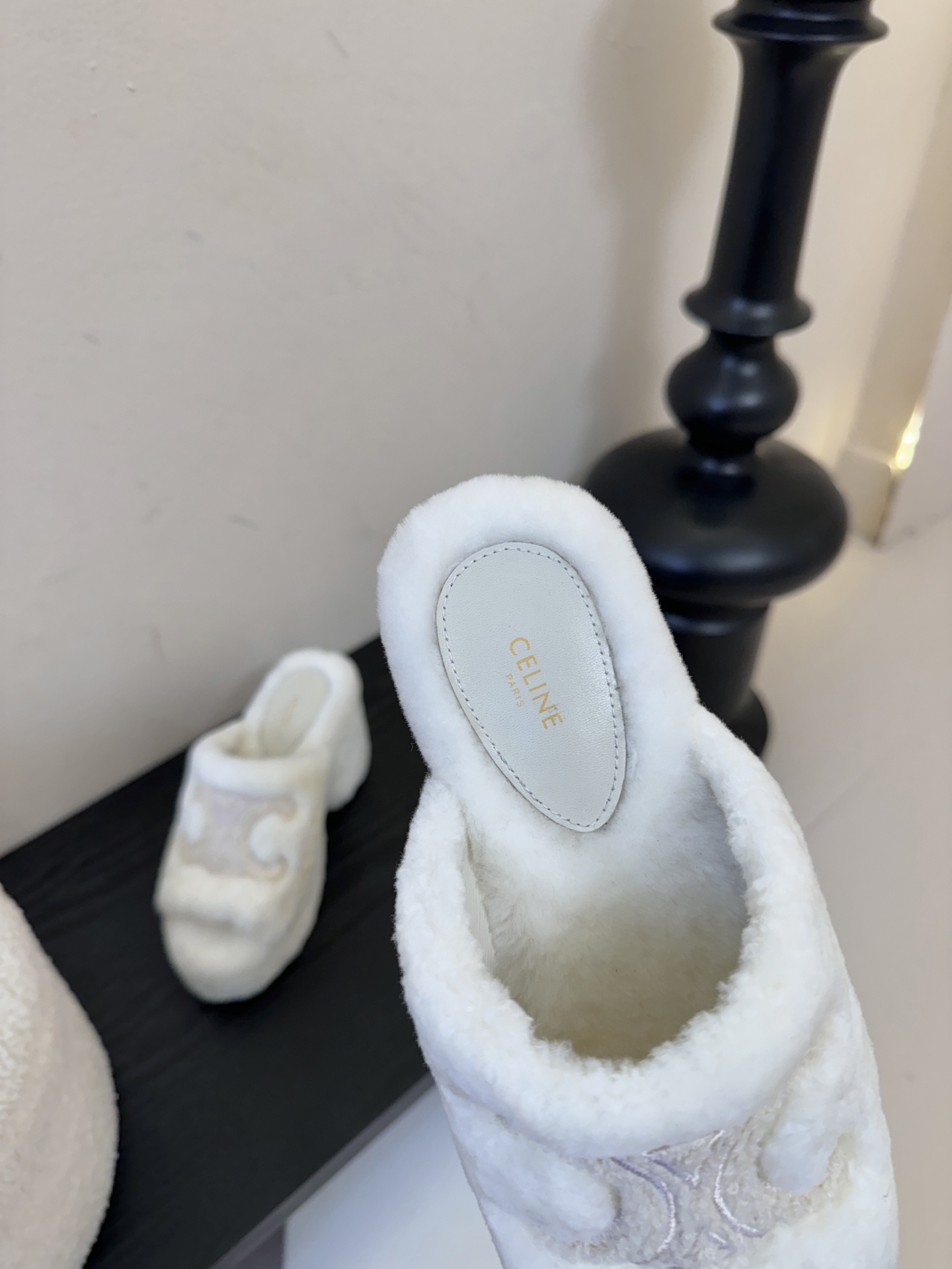 Celine/塞琳25WF大凯旋门防水台高跟毛拖踏入C家毛拖的世界 邂逅一场舒适与奢华的邂逅。标志性的大