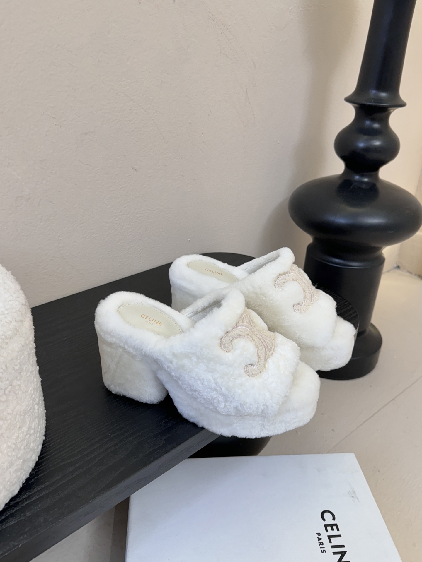 Celine/塞琳25WF大凯旋门防水台高跟毛拖踏入C家毛拖的世界 邂逅一场舒适与奢华的邂逅。标志性的大