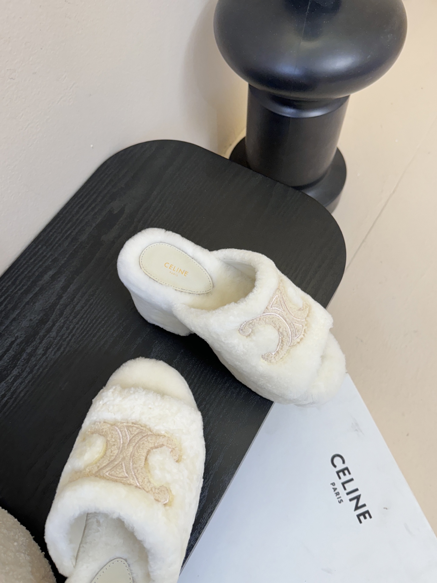 Celine/塞琳25WF大凯旋门防水台高跟毛拖踏入C家毛拖的世界 邂逅一场舒适与奢华的邂逅。标志性的大