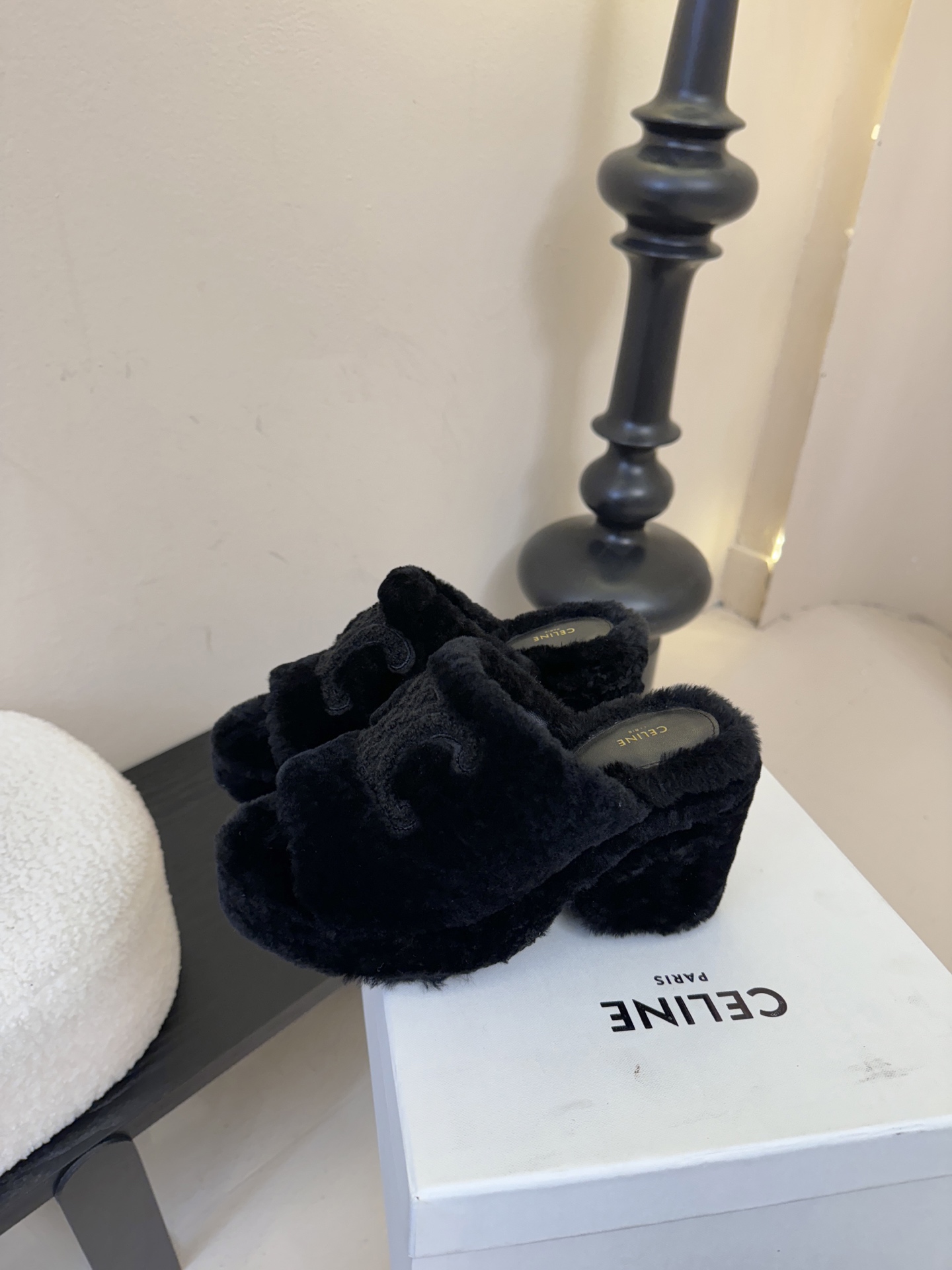 Celine/塞琳25WF大凯旋门防水台高跟毛拖踏入C家毛拖的世界 邂逅一场舒适与奢华的邂逅。标志性的大