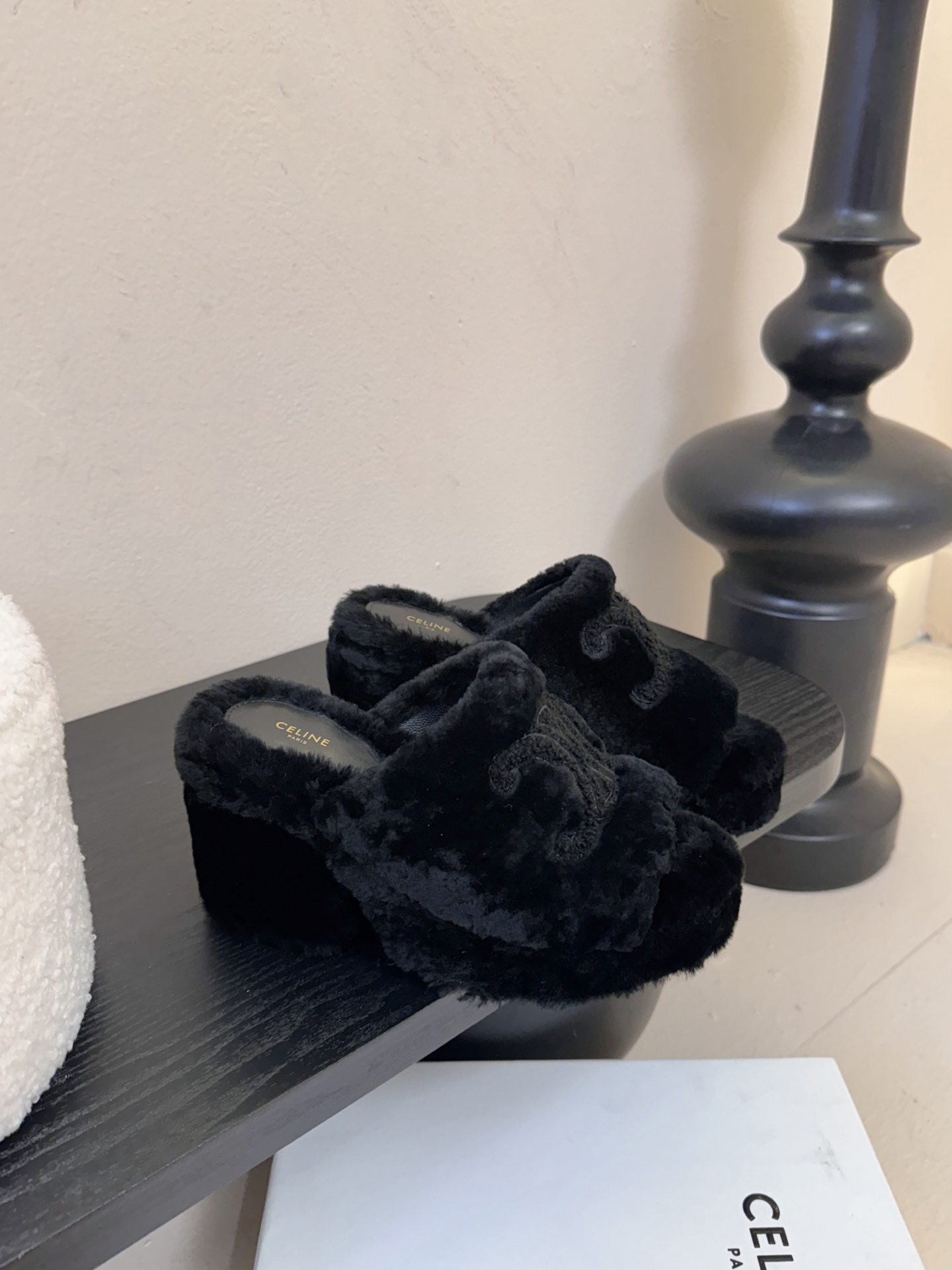 Celine/塞琳25WF大凯旋门防水台高跟毛拖踏入C家毛拖的世界 邂逅一场舒适与奢华的邂逅。标志性的大