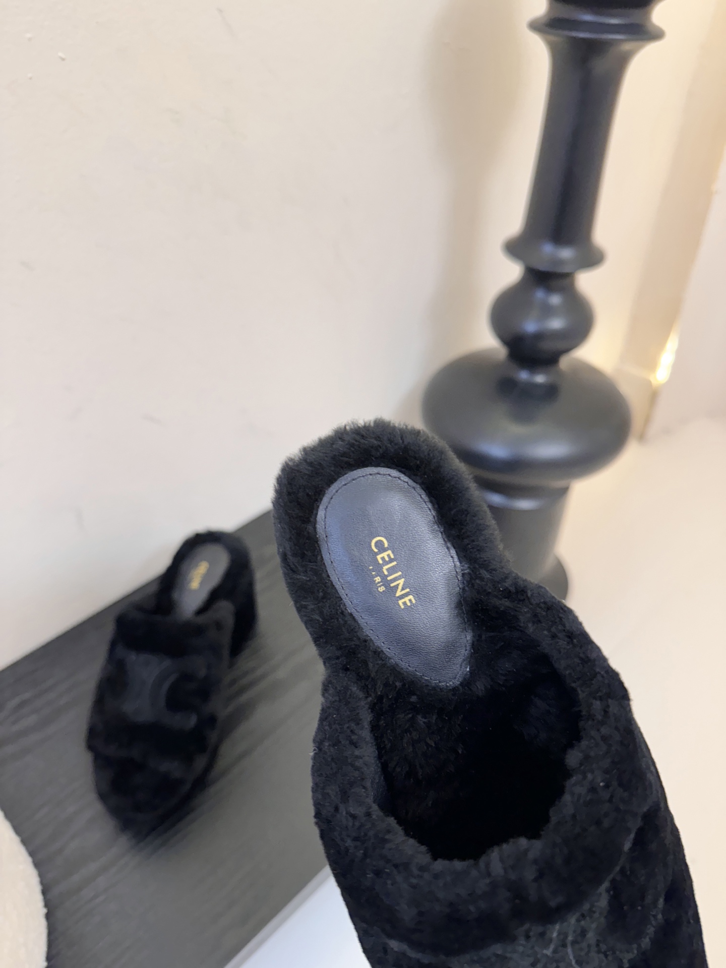 Celine/塞琳25WF大凯旋门防水台高跟毛拖踏入C家毛拖的世界 邂逅一场舒适与奢华的邂逅。标志性的大