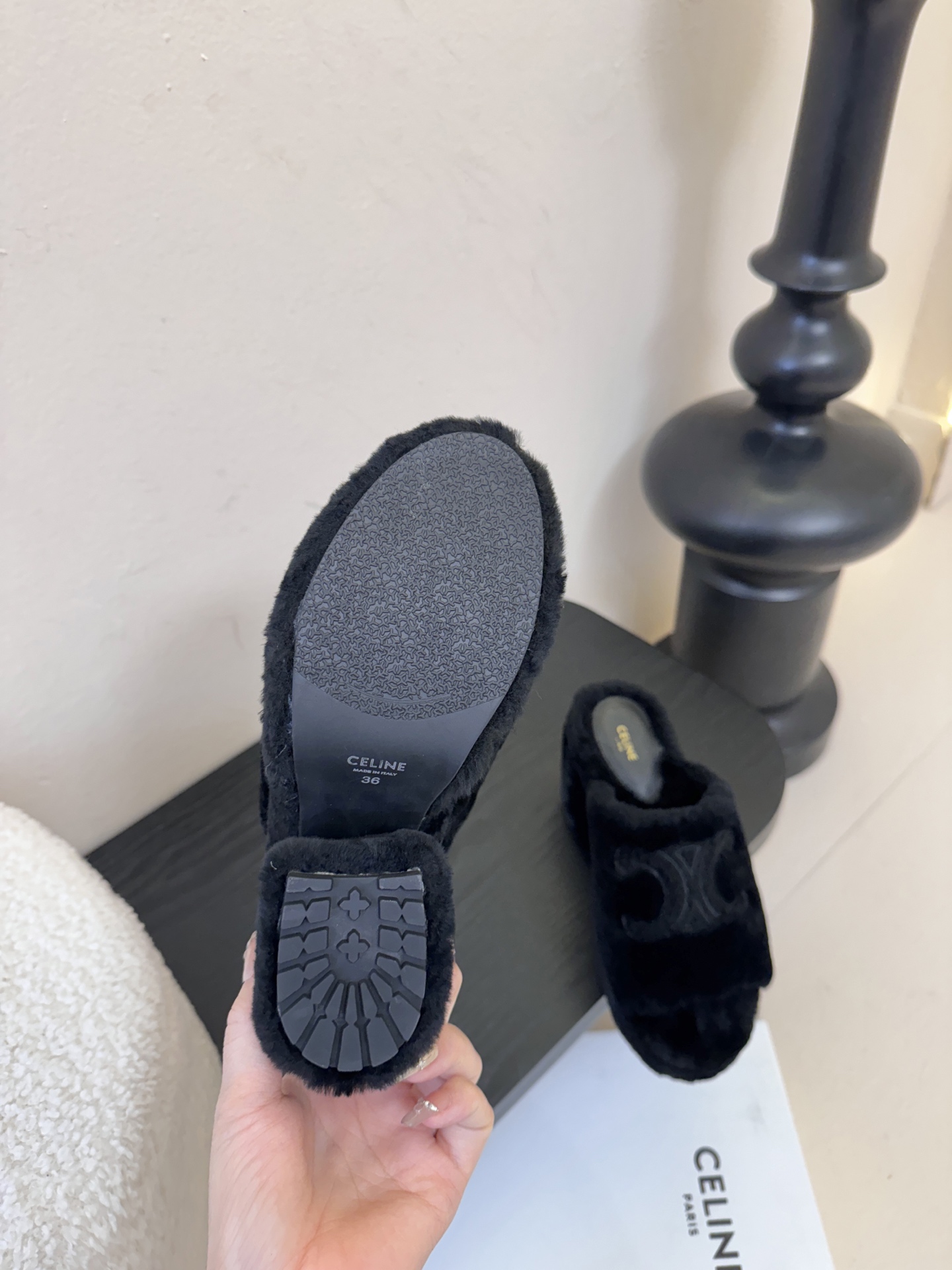 Celine/塞琳25WF大凯旋门防水台高跟毛拖踏入C家毛拖的世界 邂逅一场舒适与奢华的邂逅。标志性的大