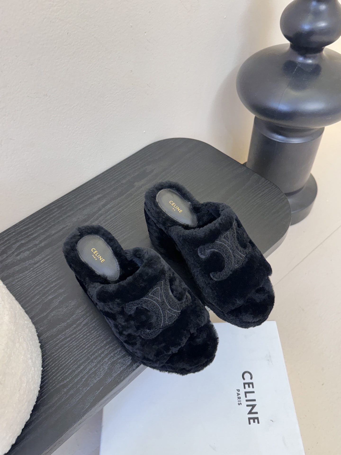 Celine/塞琳25WF大凯旋门防水台高跟毛拖踏入C家毛拖的世界 邂逅一场舒适与奢华的邂逅。标志性的大