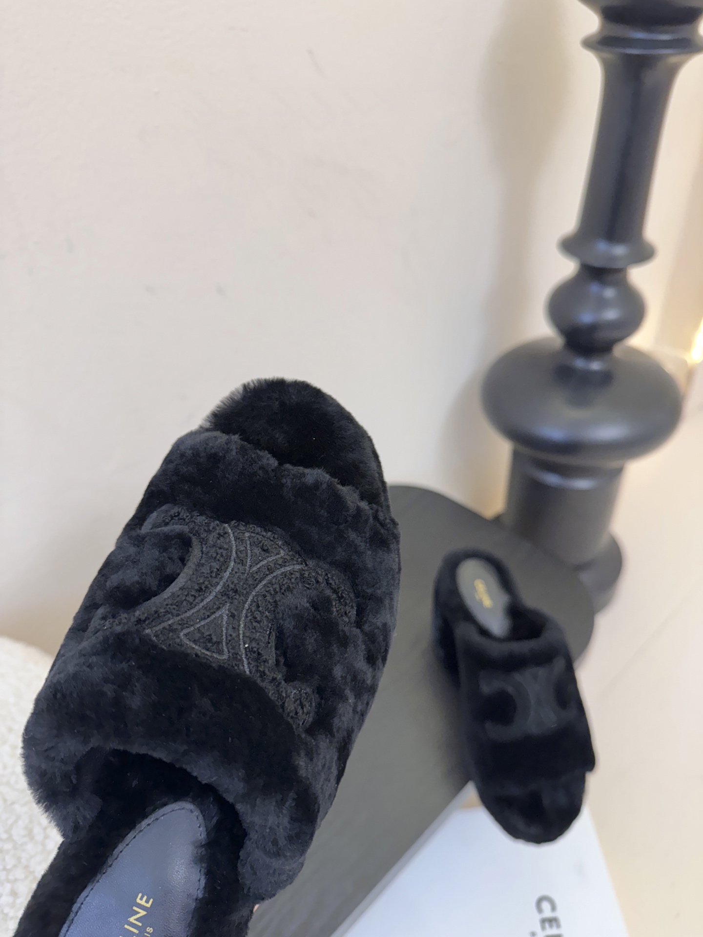 Celine/塞琳25WF大凯旋门防水台高跟毛拖踏入C家毛拖的世界 邂逅一场舒适与奢华的邂逅。标志性的大