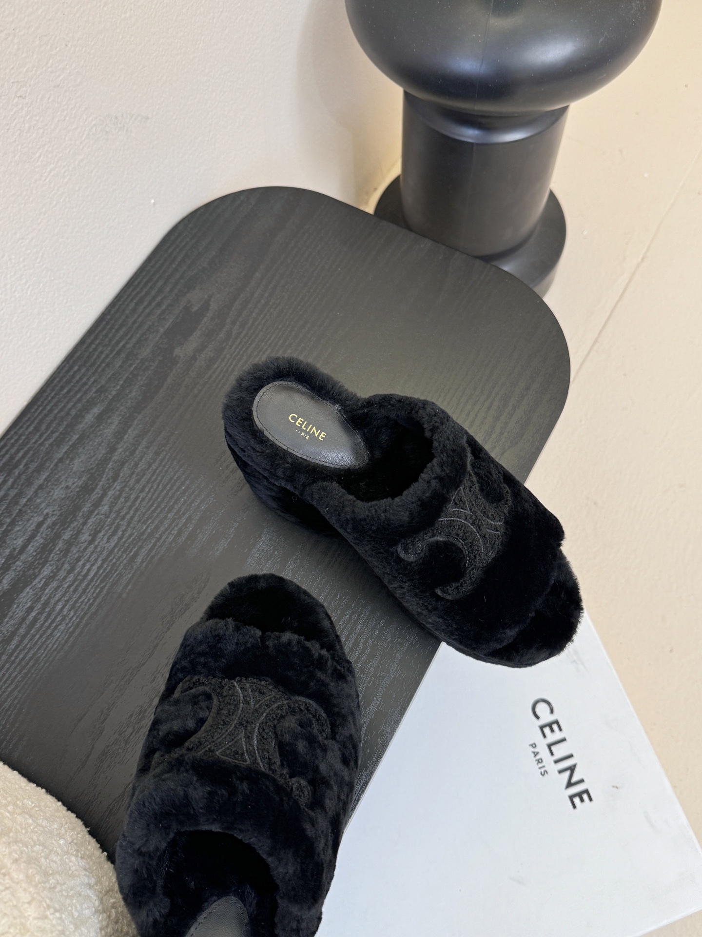 Celine/塞琳25WF大凯旋门防水台高跟毛拖踏入C家毛拖的世界 邂逅一场舒适与奢华的邂逅。标志性的大