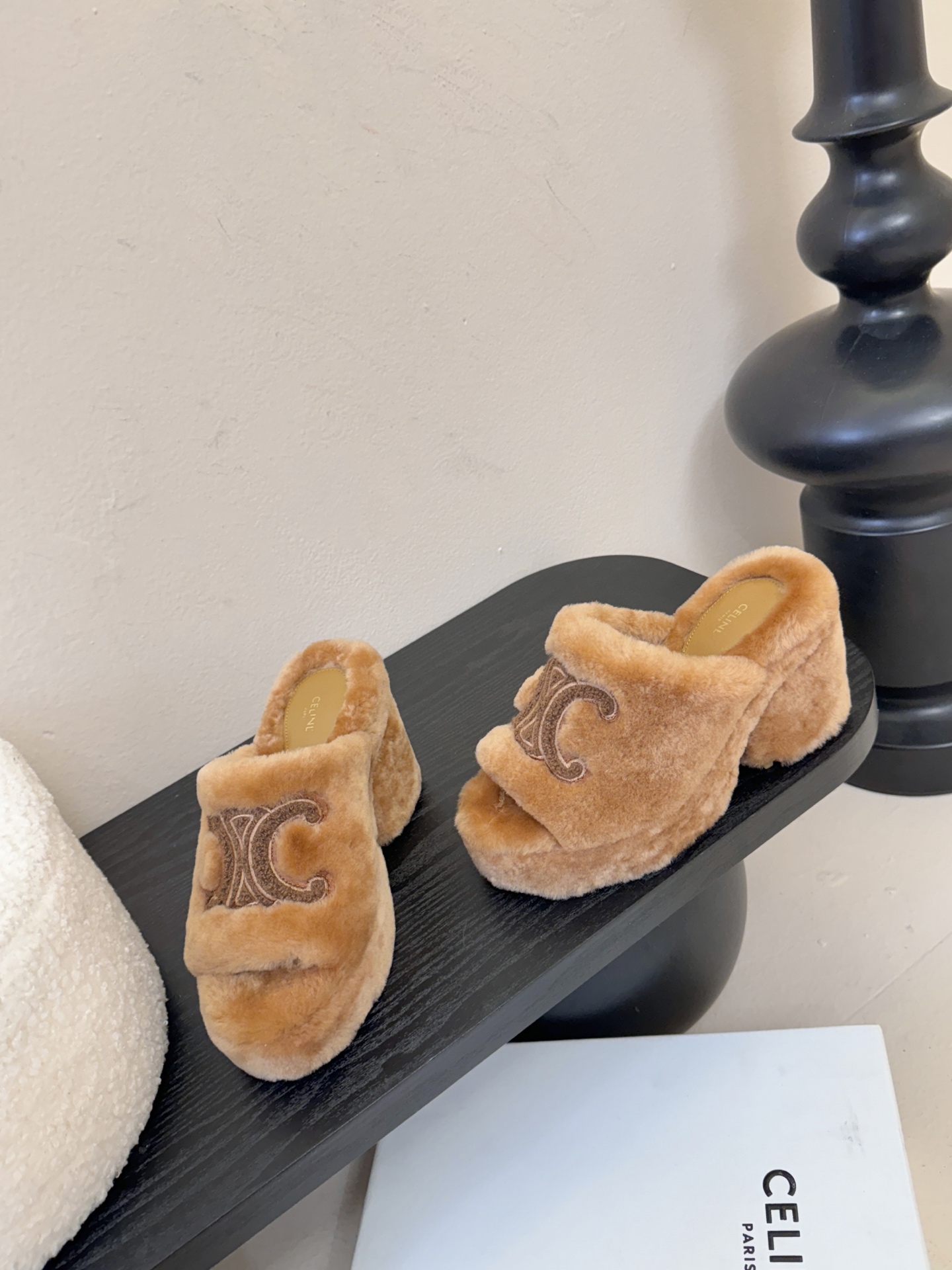 Celine/塞琳25WF大凯旋门防水台高跟毛拖踏入C家毛拖的世界 邂逅一场舒适与奢华的邂逅。标志性的大