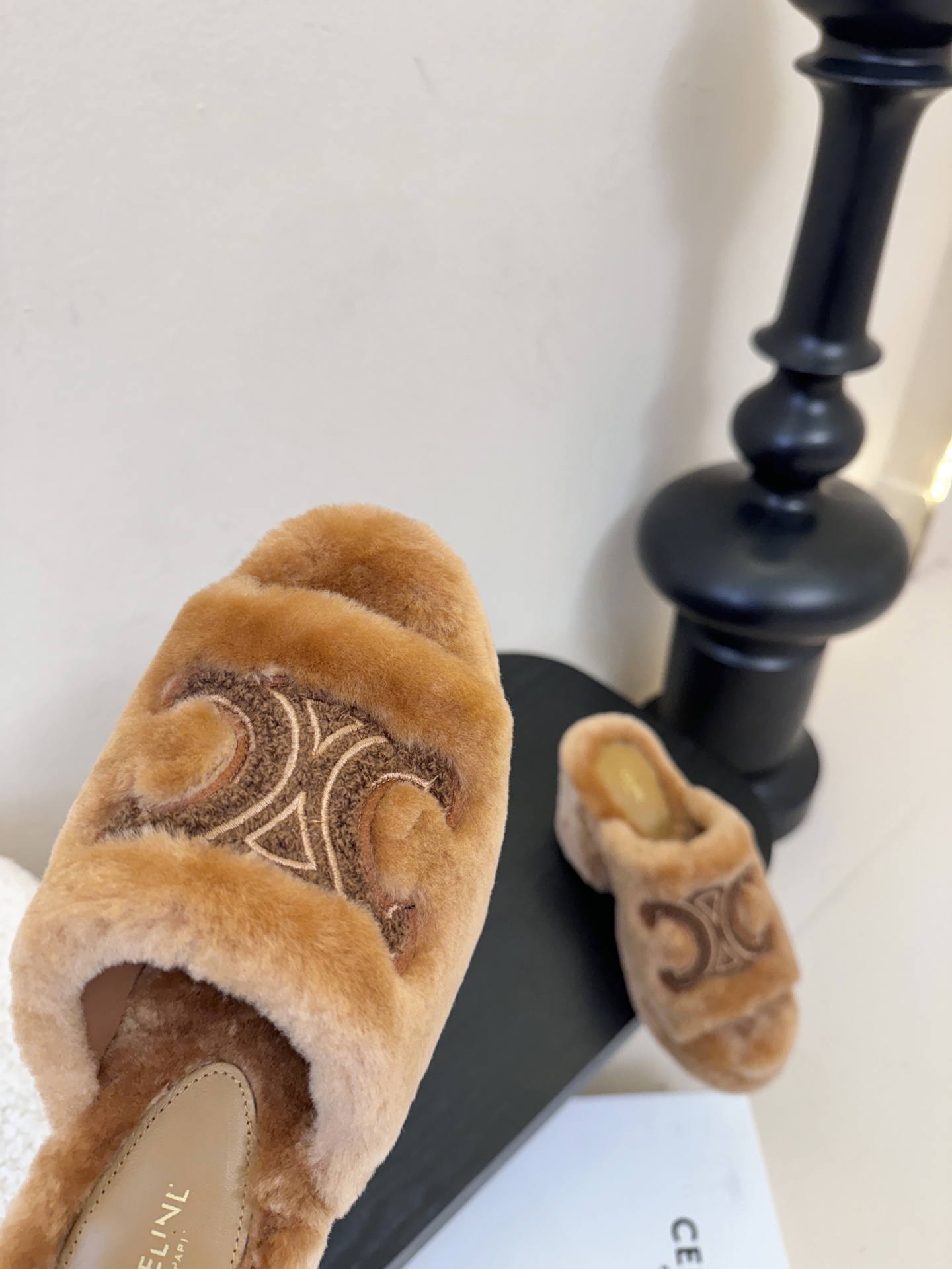 Celine/塞琳25WF大凯旋门防水台高跟毛拖踏入C家毛拖的世界 邂逅一场舒适与奢华的邂逅。标志性的大