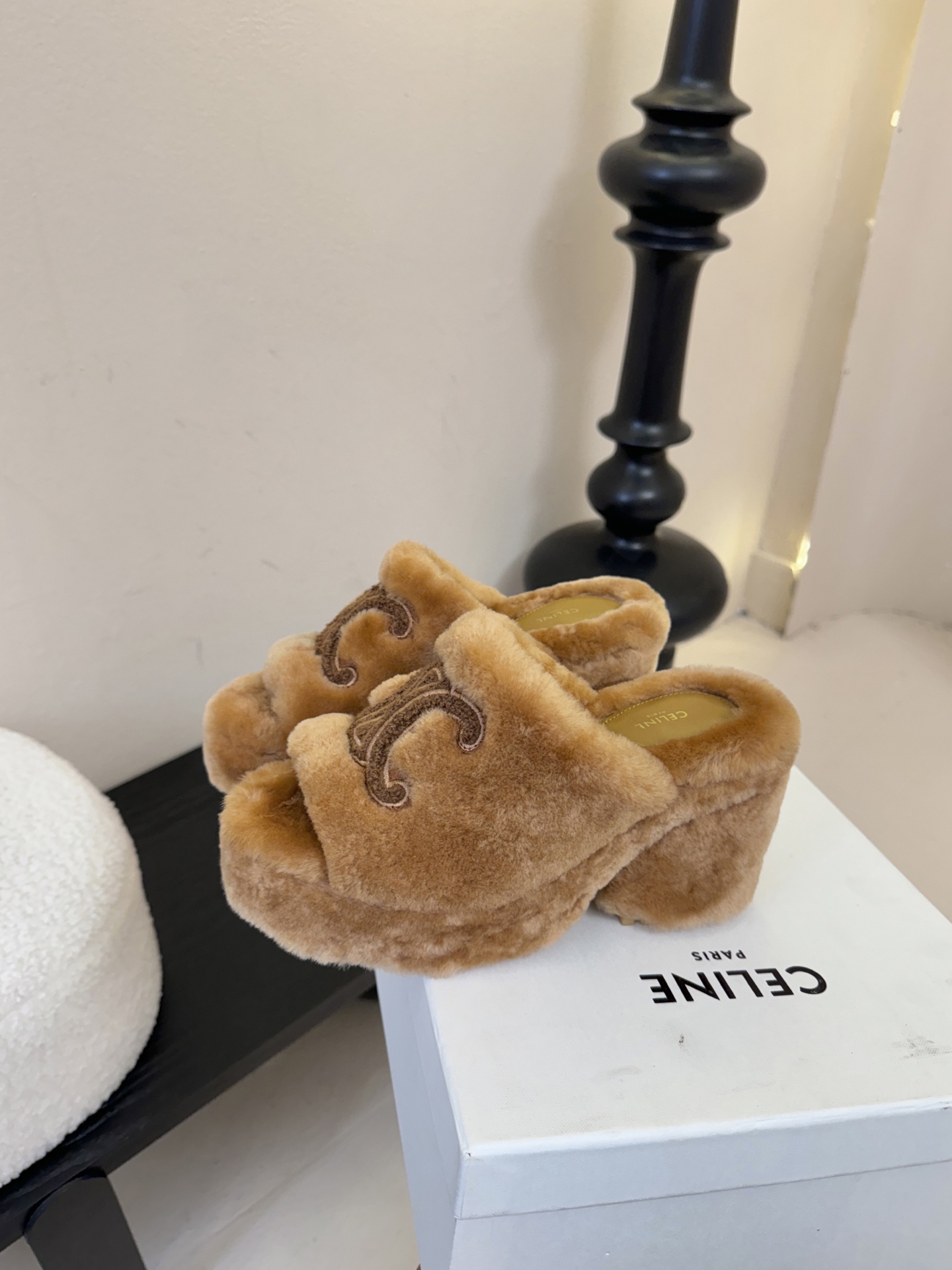 Celine/塞琳25WF大凯旋门防水台高跟毛拖踏入C家毛拖的世界 邂逅一场舒适与奢华的邂逅。标志性的大