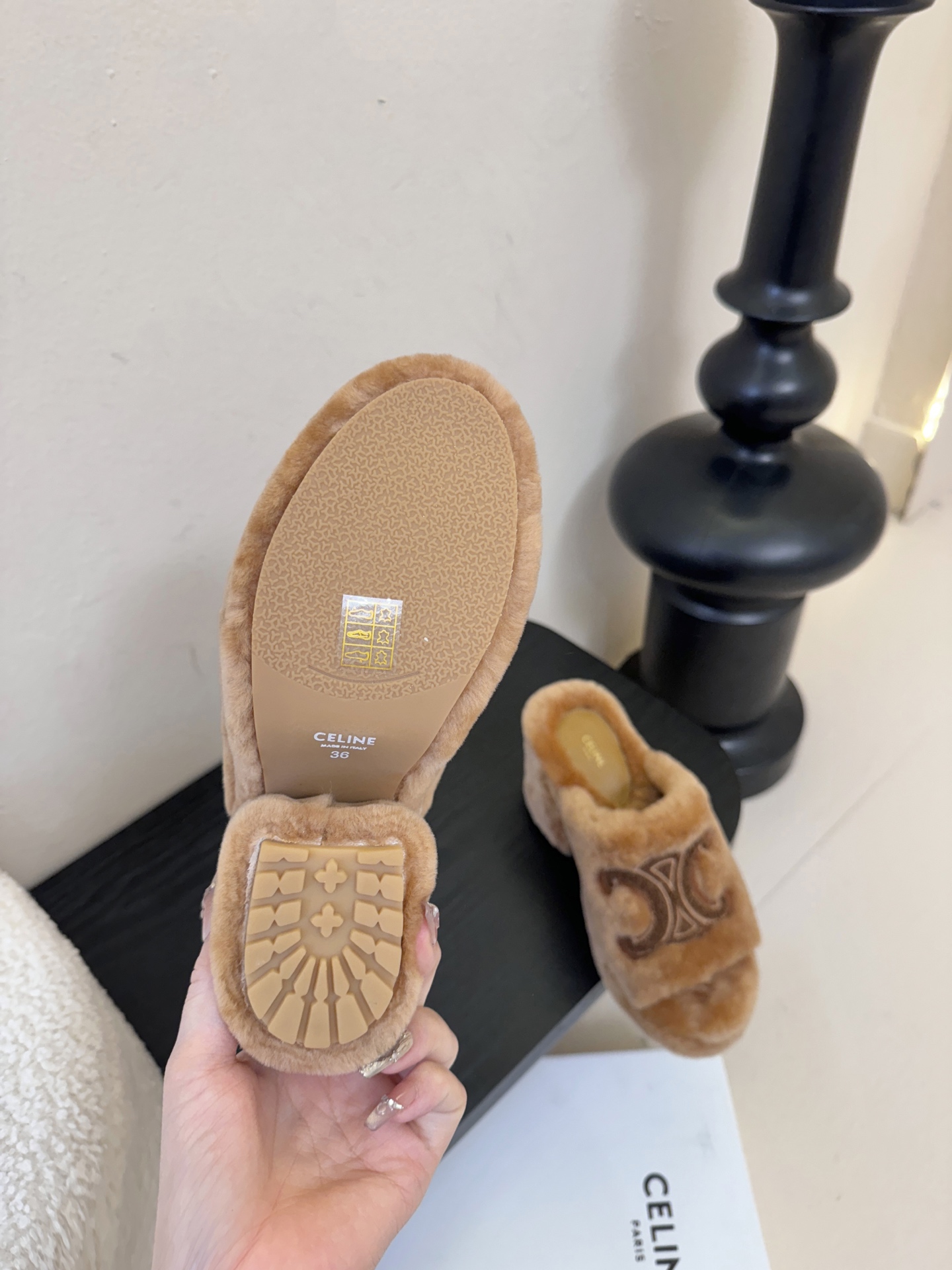 Celine/塞琳25WF大凯旋门防水台高跟毛拖踏入C家毛拖的世界 邂逅一场舒适与奢华的邂逅。标志性的大