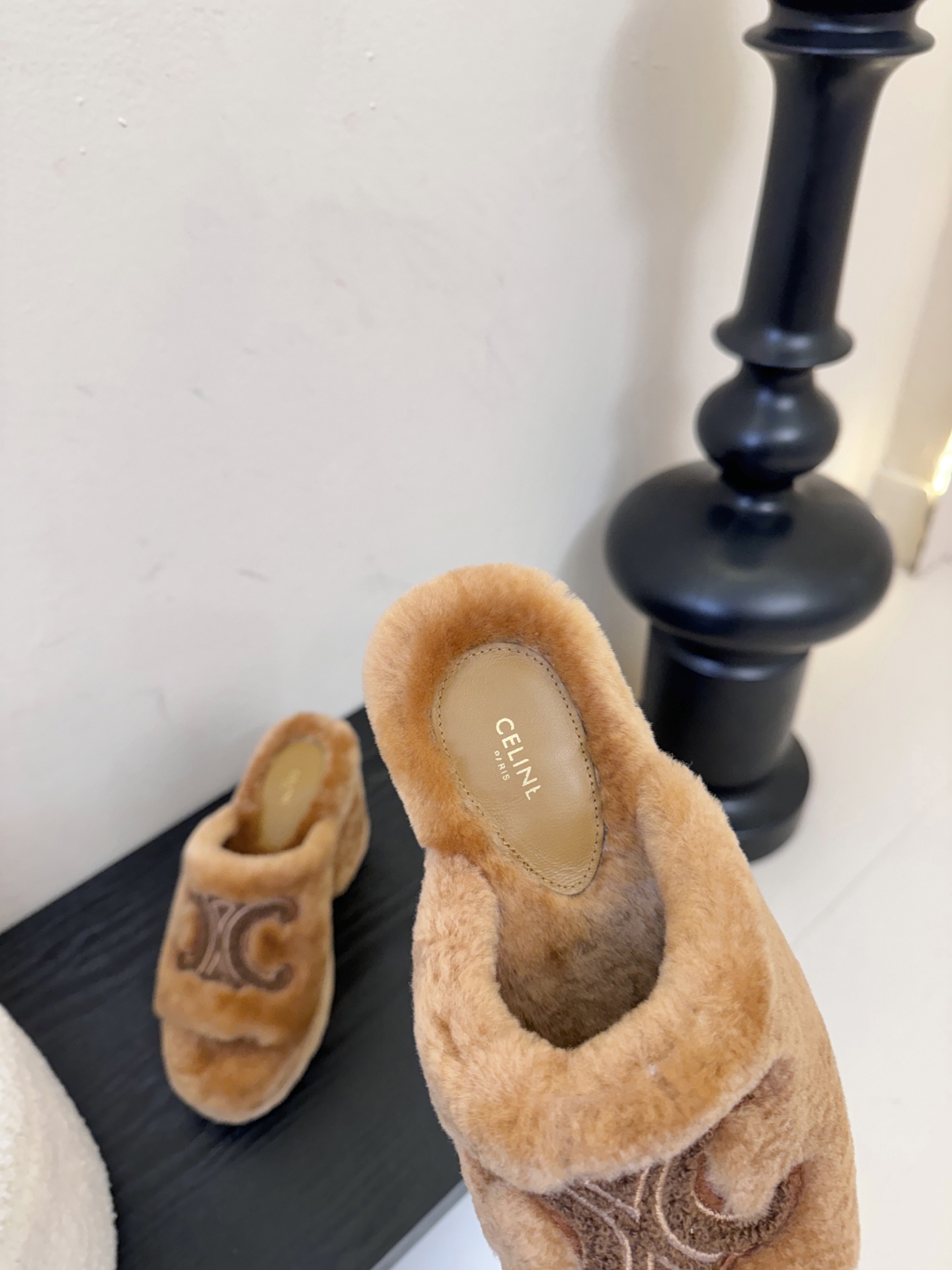 Celine/塞琳25WF大凯旋门防水台高跟毛拖踏入C家毛拖的世界 邂逅一场舒适与奢华的邂逅。标志性的大