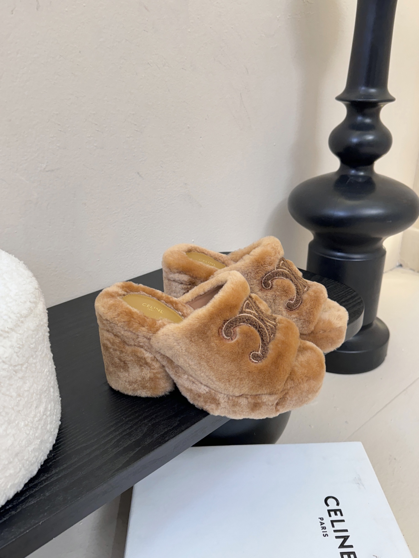 Celine/塞琳25WF大凯旋门防水台高跟毛拖踏入C家毛拖的世界 邂逅一场舒适与奢华的邂逅。标志性的大