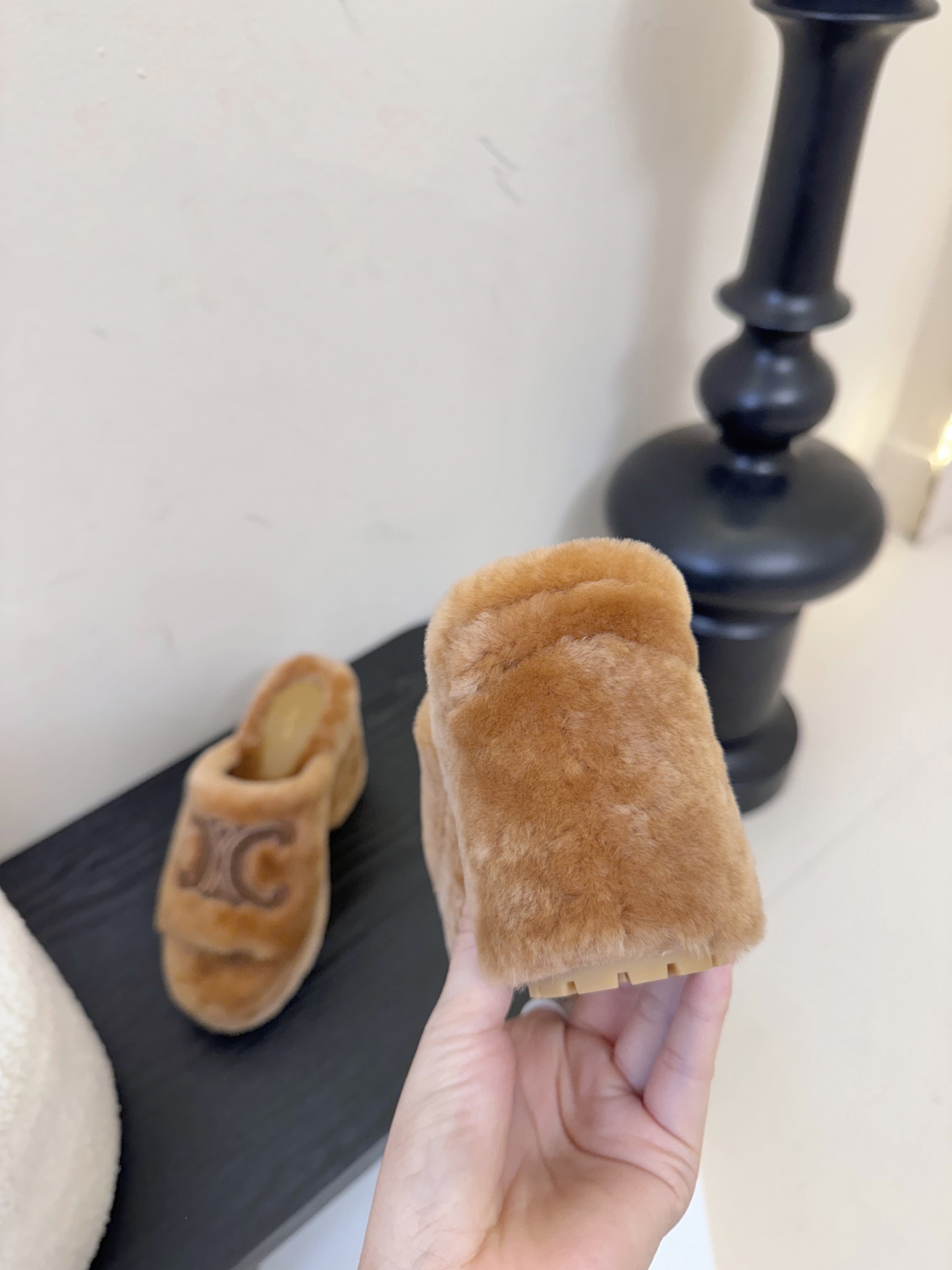 Celine/塞琳25WF大凯旋门防水台高跟毛拖踏入C家毛拖的世界 邂逅一场舒适与奢华的邂逅。标志性的大