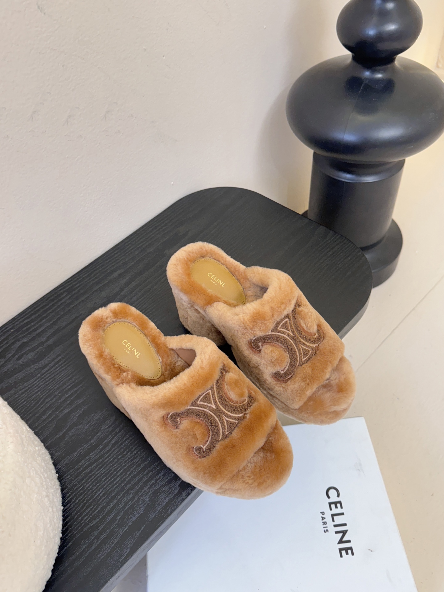 Celine/塞琳25WF大凯旋门防水台高跟毛拖踏入C家毛拖的世界 邂逅一场舒适与奢华的邂逅。标志性的大