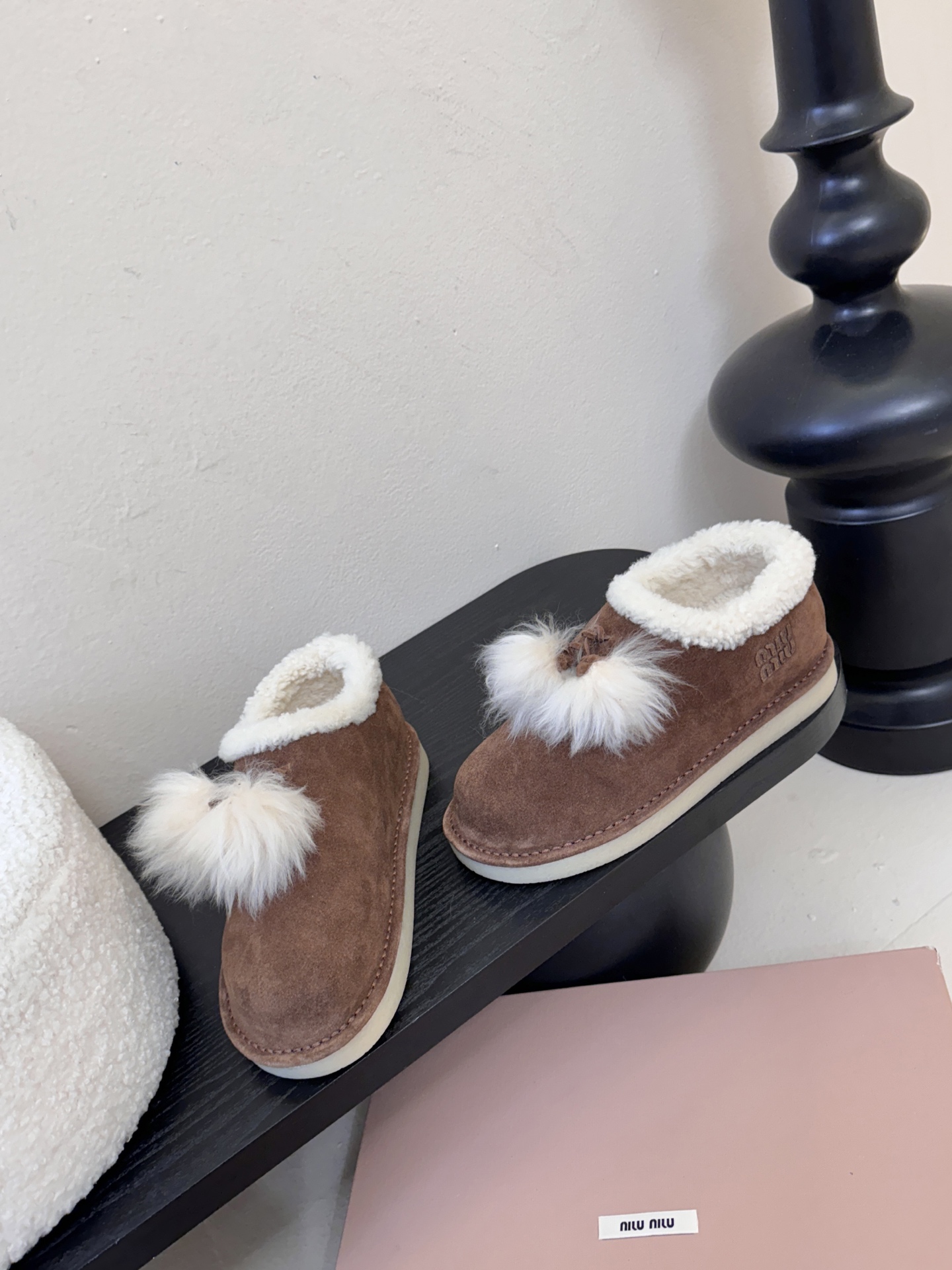 -顶级品质25Fw秋冬新款MIU MIU缪缪 🐰毛毛流苏吊坠绒面雪地靴羊毛里厚底短靴这款羊羔毛里雪地靴，