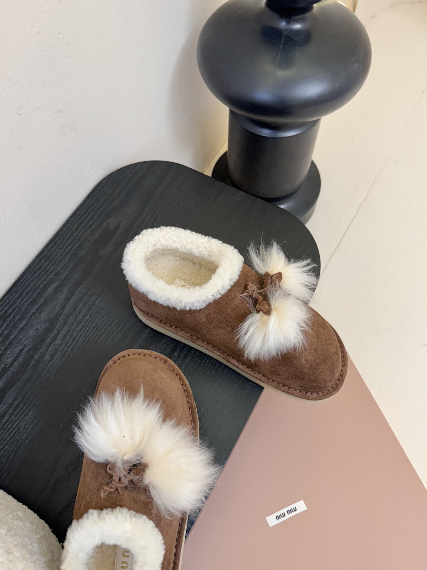 -顶级品质25Fw秋冬新款MIU MIU缪缪 🐰毛毛流苏吊坠绒面雪地靴羊毛里厚底短靴这款羊羔毛里雪地靴，