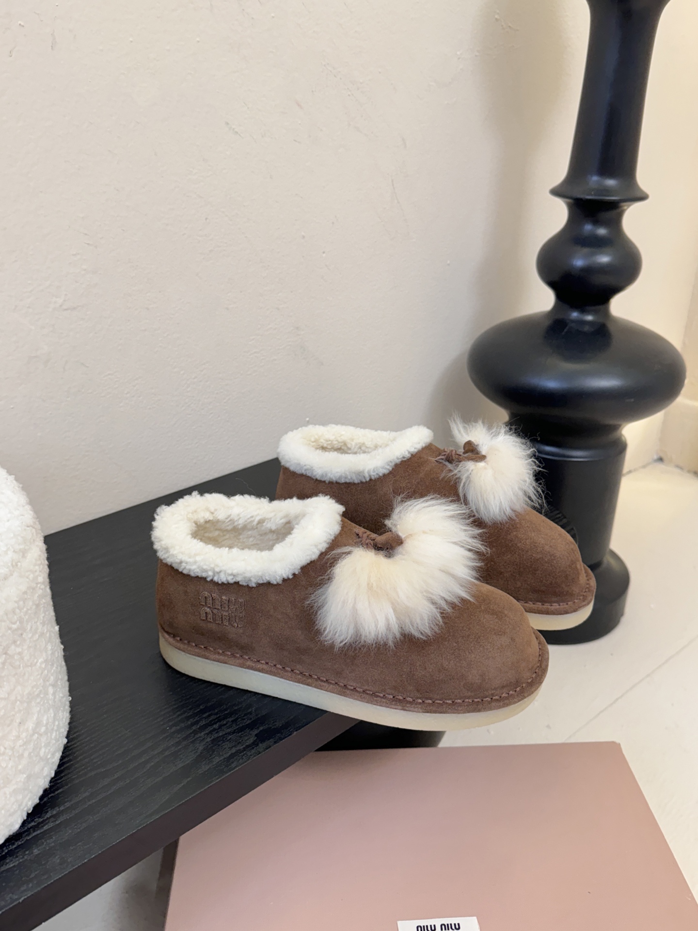 -顶级品质25Fw秋冬新款MIU MIU缪缪 🐰毛毛流苏吊坠绒面雪地靴羊毛里厚底短靴这款羊羔毛里雪地靴，