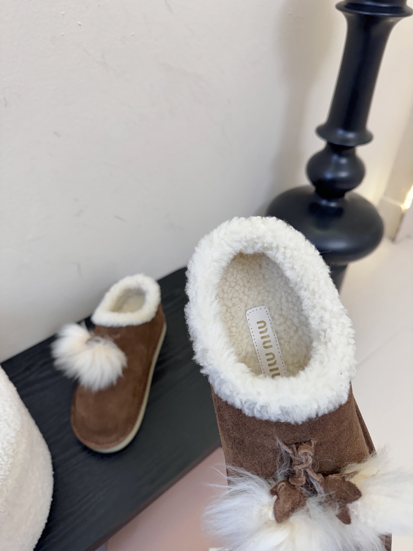 -顶级品质25Fw秋冬新款MIU MIU缪缪 🐰毛毛流苏吊坠绒面雪地靴羊毛里厚底短靴这款羊羔毛里雪地靴，