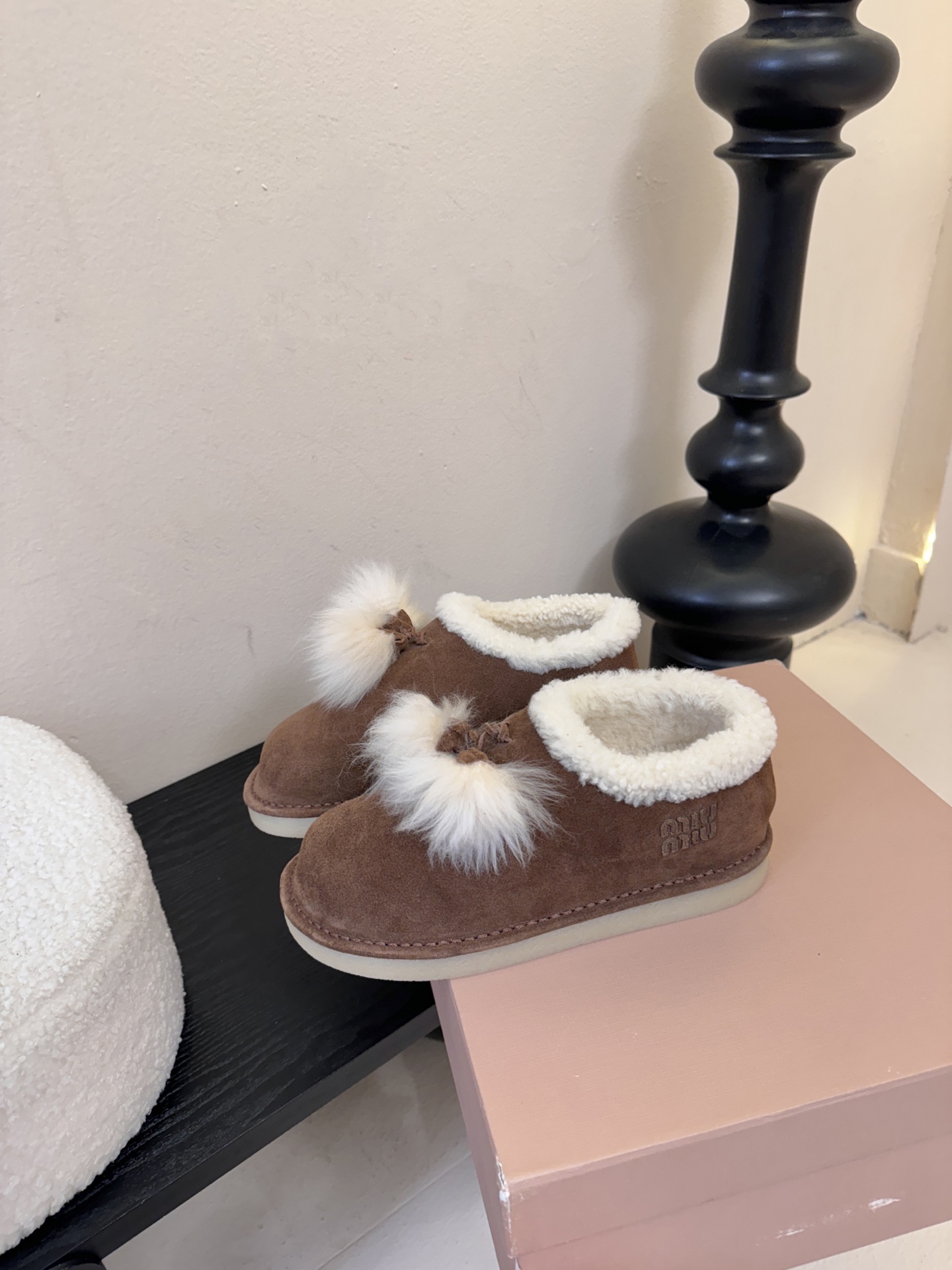 -顶级品质25Fw秋冬新款MIU MIU缪缪 🐰毛毛流苏吊坠绒面雪地靴羊毛里厚底短靴这款羊羔毛里雪地靴，