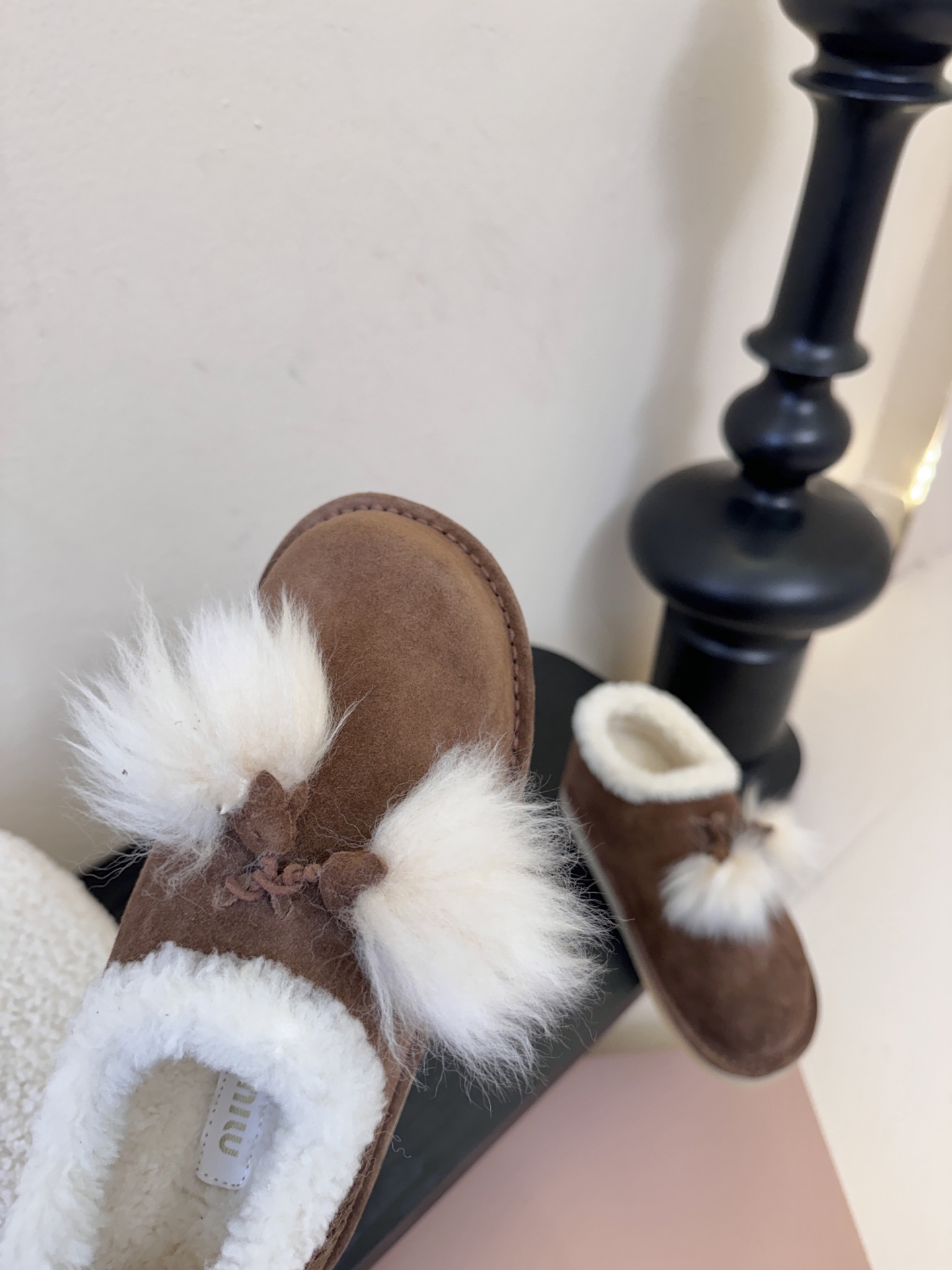 -顶级品质25Fw秋冬新款MIU MIU缪缪 🐰毛毛流苏吊坠绒面雪地靴羊毛里厚底短靴这款羊羔毛里雪地靴，