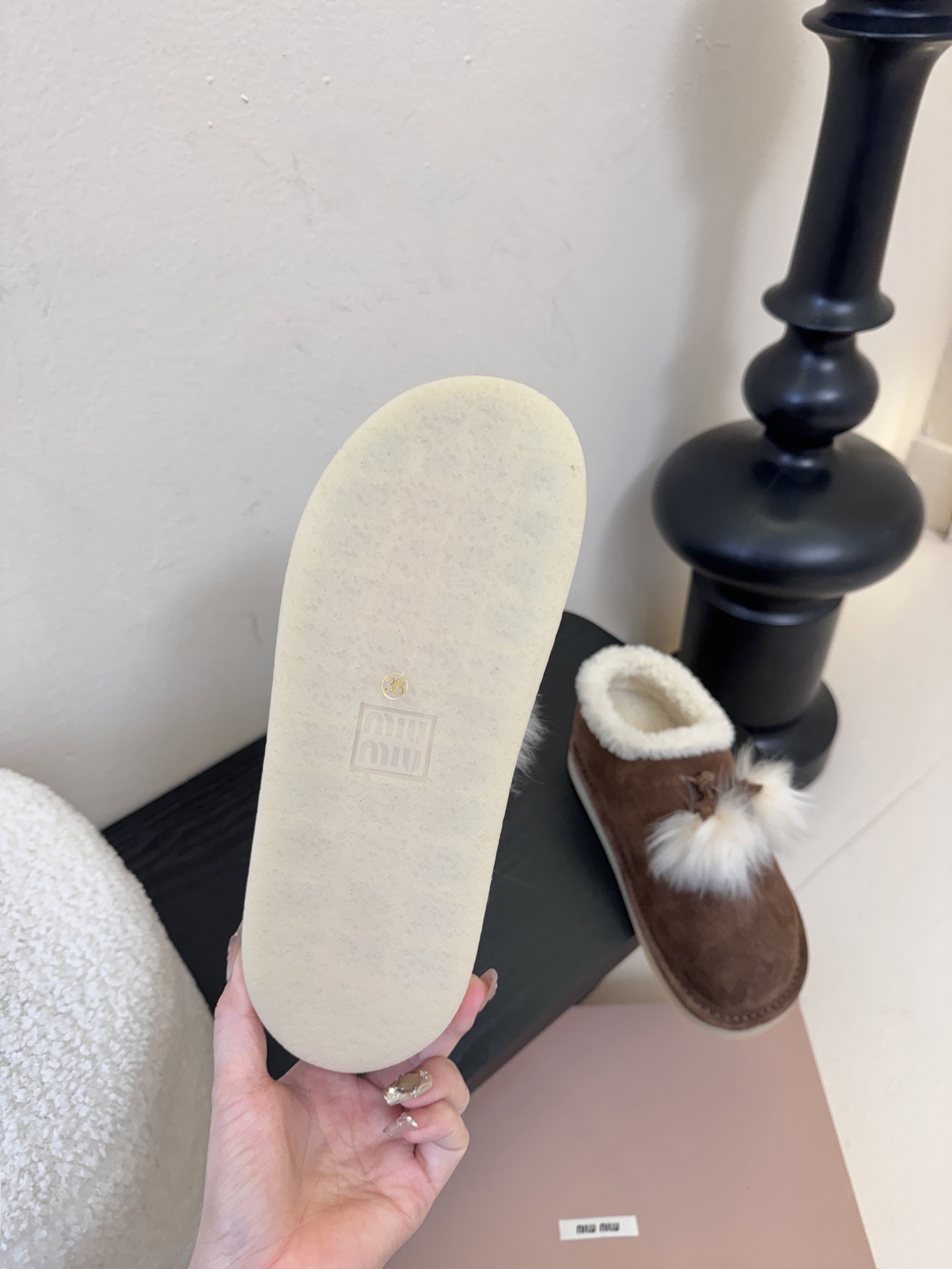 -顶级品质25Fw秋冬新款MIU MIU缪缪 🐰毛毛流苏吊坠绒面雪地靴羊毛里厚底短靴这款羊羔毛里雪地靴，