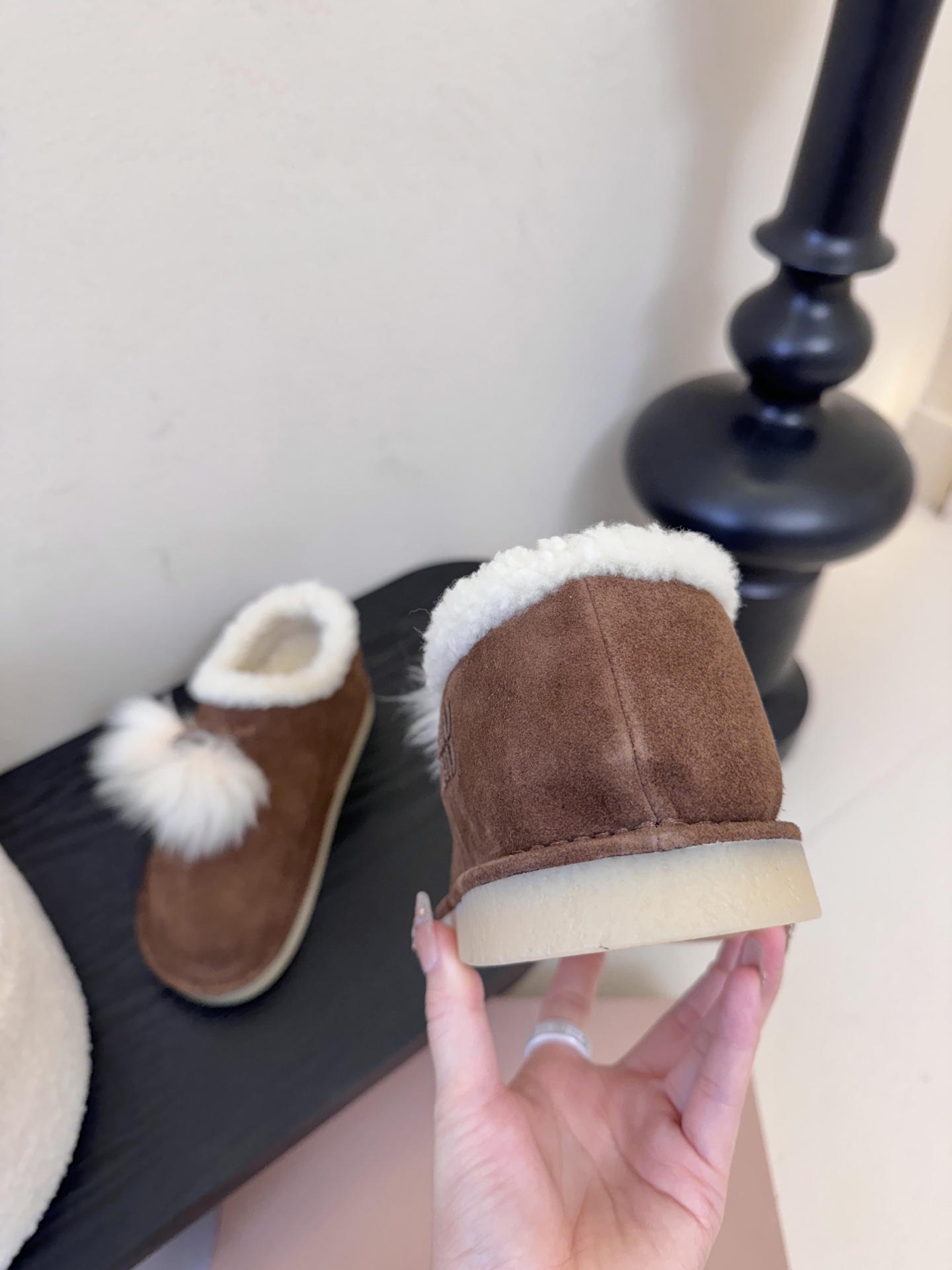 -顶级品质25Fw秋冬新款MIU MIU缪缪 🐰毛毛流苏吊坠绒面雪地靴羊毛里厚底短靴这款羊羔毛里雪地靴，