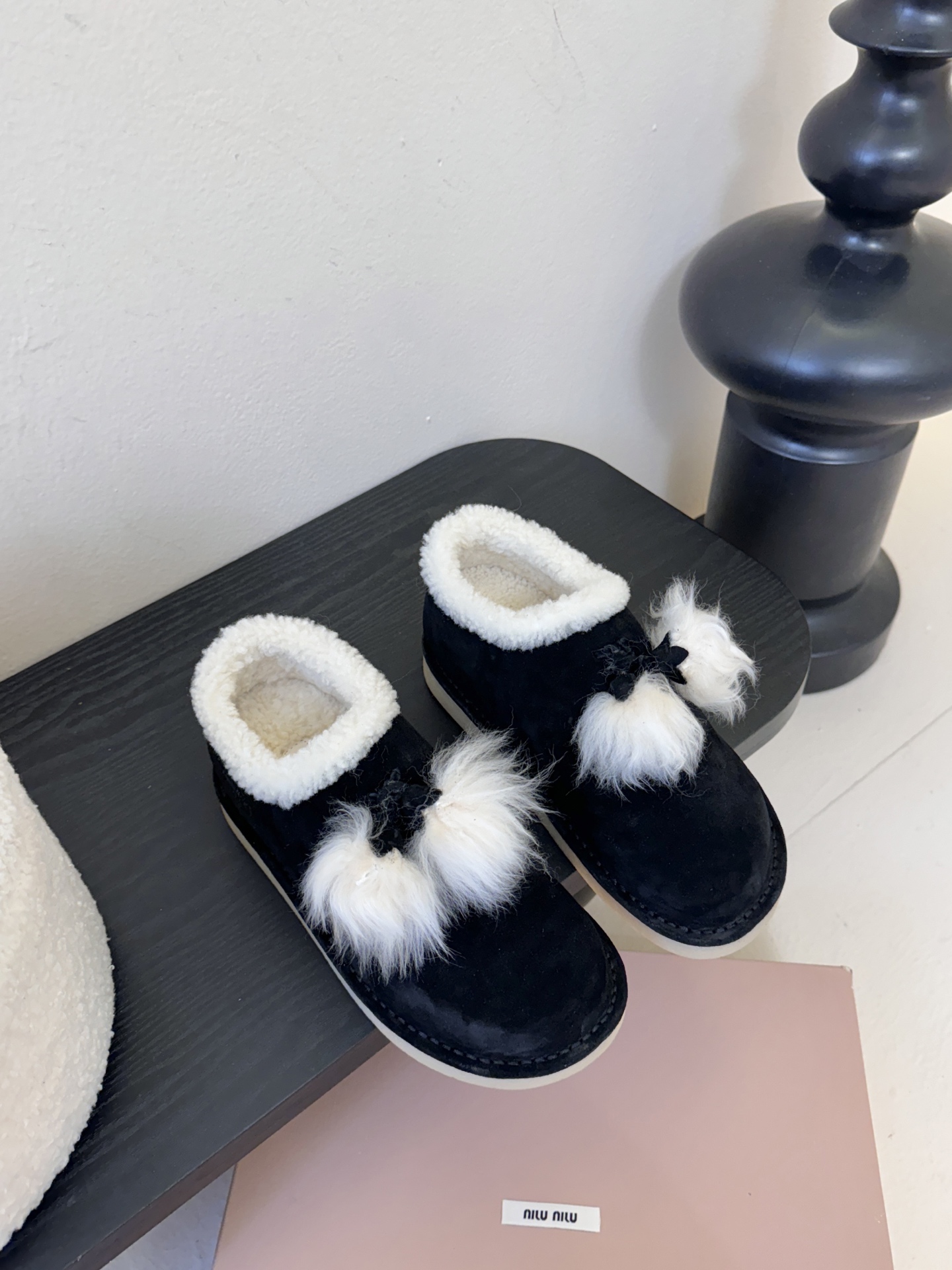 -顶级品质25Fw秋冬新款MIU MIU缪缪 🐰毛毛流苏吊坠绒面雪地靴羊毛里厚底短靴这款羊羔毛里雪地靴，