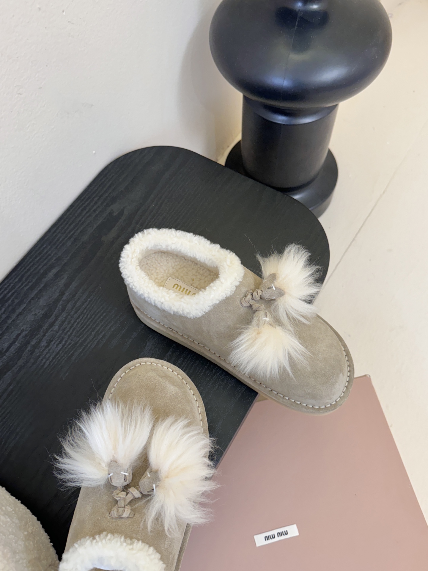 -顶级品质25Fw秋冬新款MIU MIU缪缪 🐰毛毛流苏吊坠绒面雪地靴羊毛里厚底短靴这款羊羔毛里雪地靴，