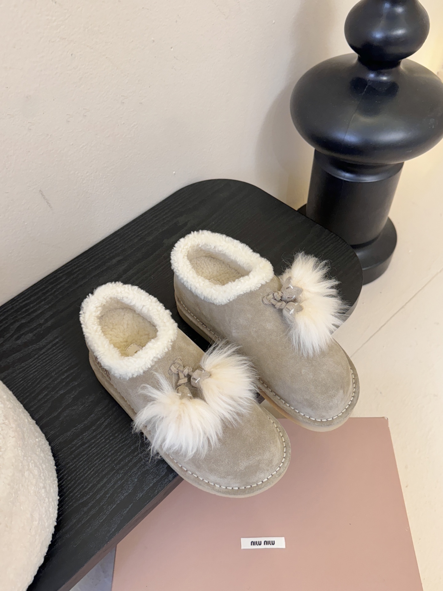-顶级品质25Fw秋冬新款MIU MIU缪缪 🐰毛毛流苏吊坠绒面雪地靴羊毛里厚底短靴这款羊羔毛里雪地靴，